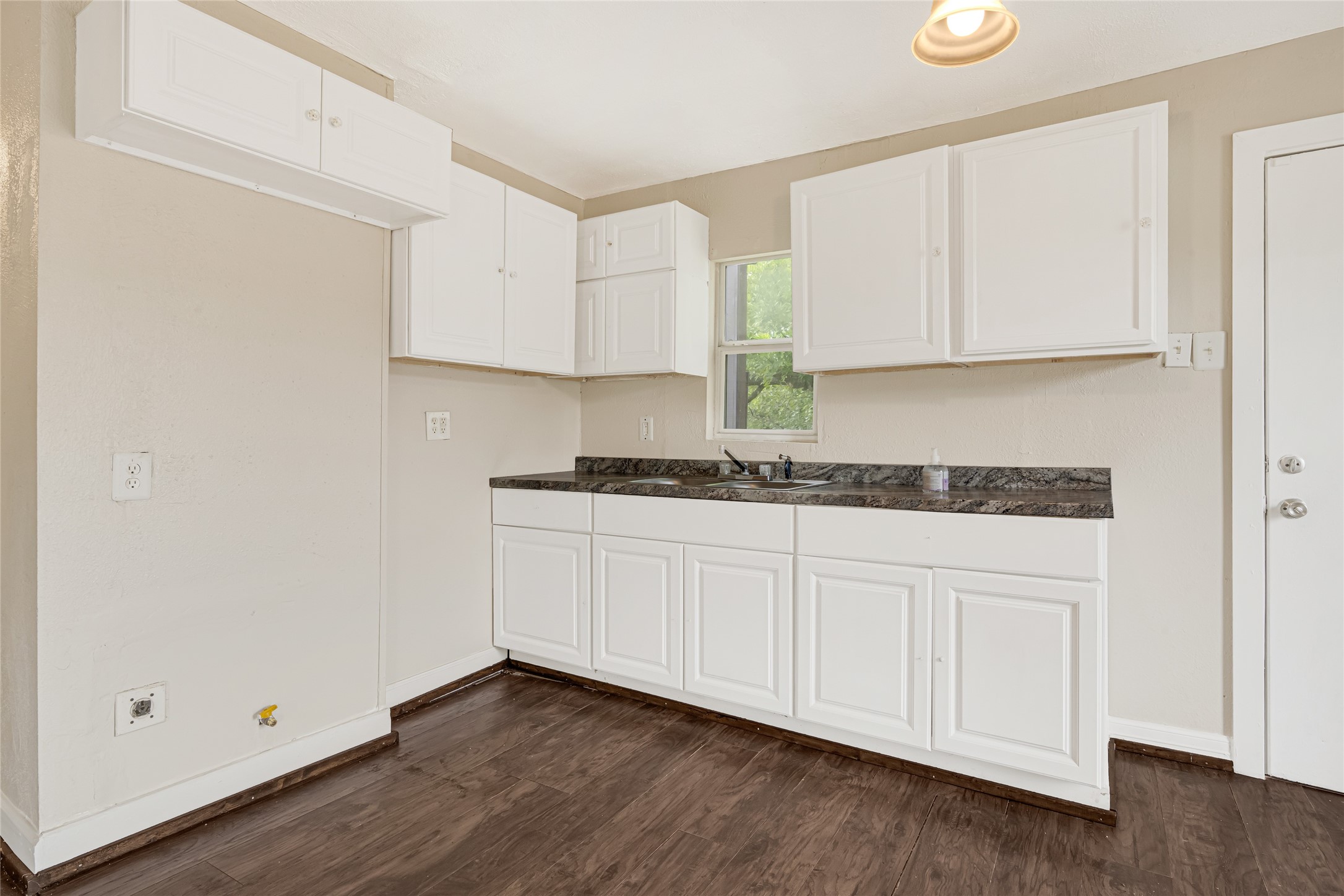 7526 Bywood Street Property Photo 8