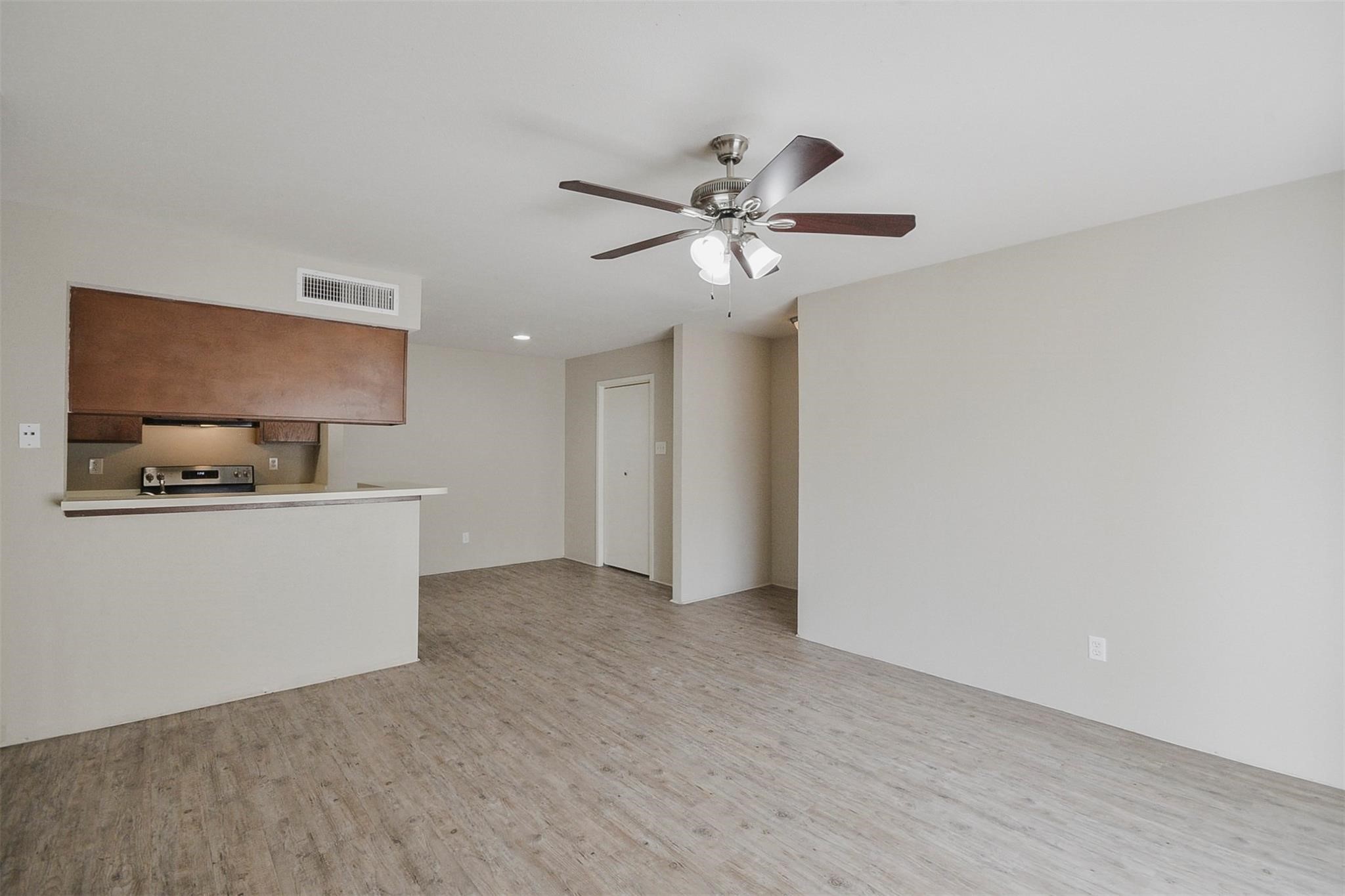 12905 Woodforest Bl 704 Property Photo 4