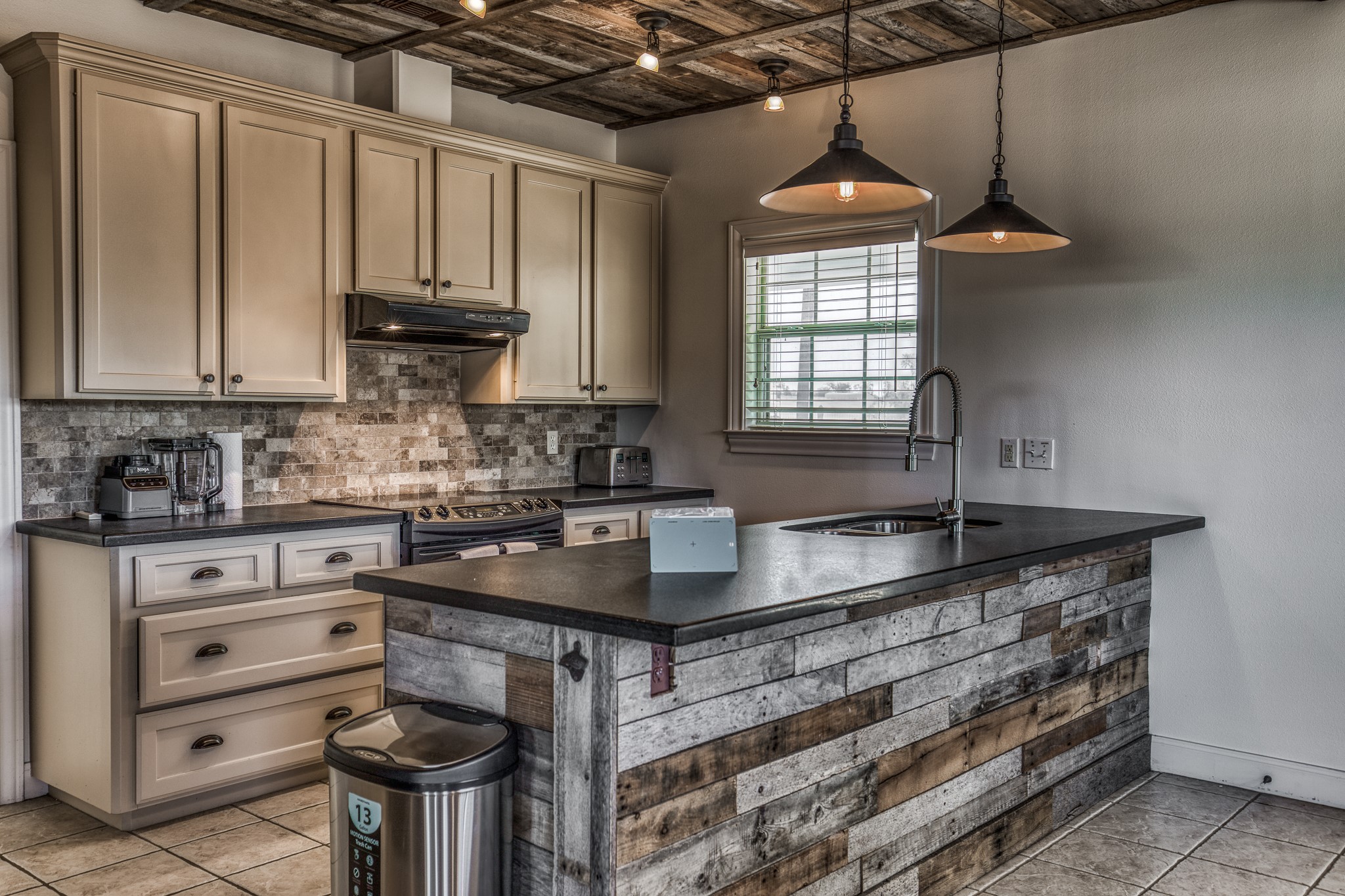 1712 Lynn Road Property Photo 38