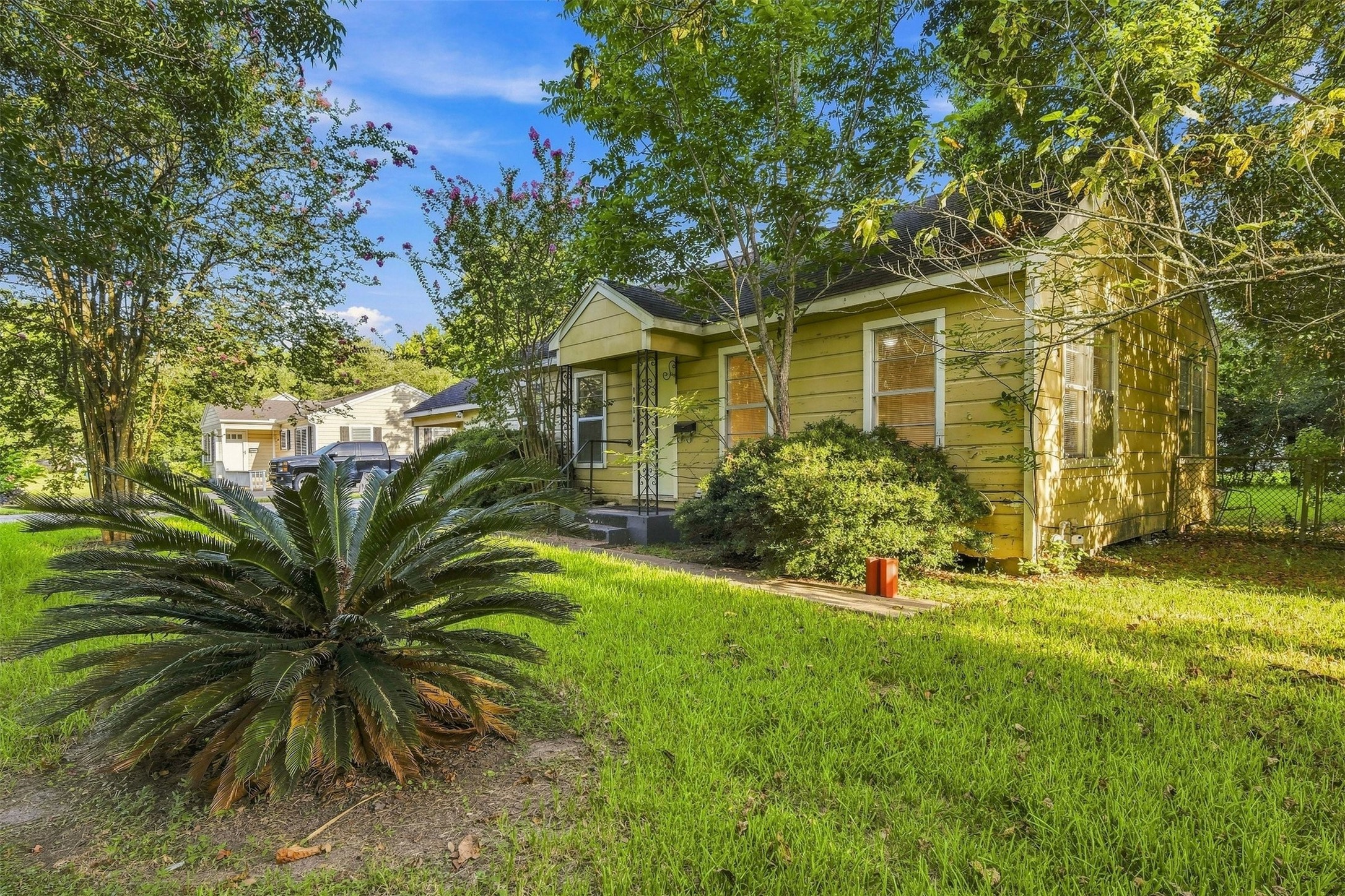 1914 Oaklawn Drive Property Photo 2