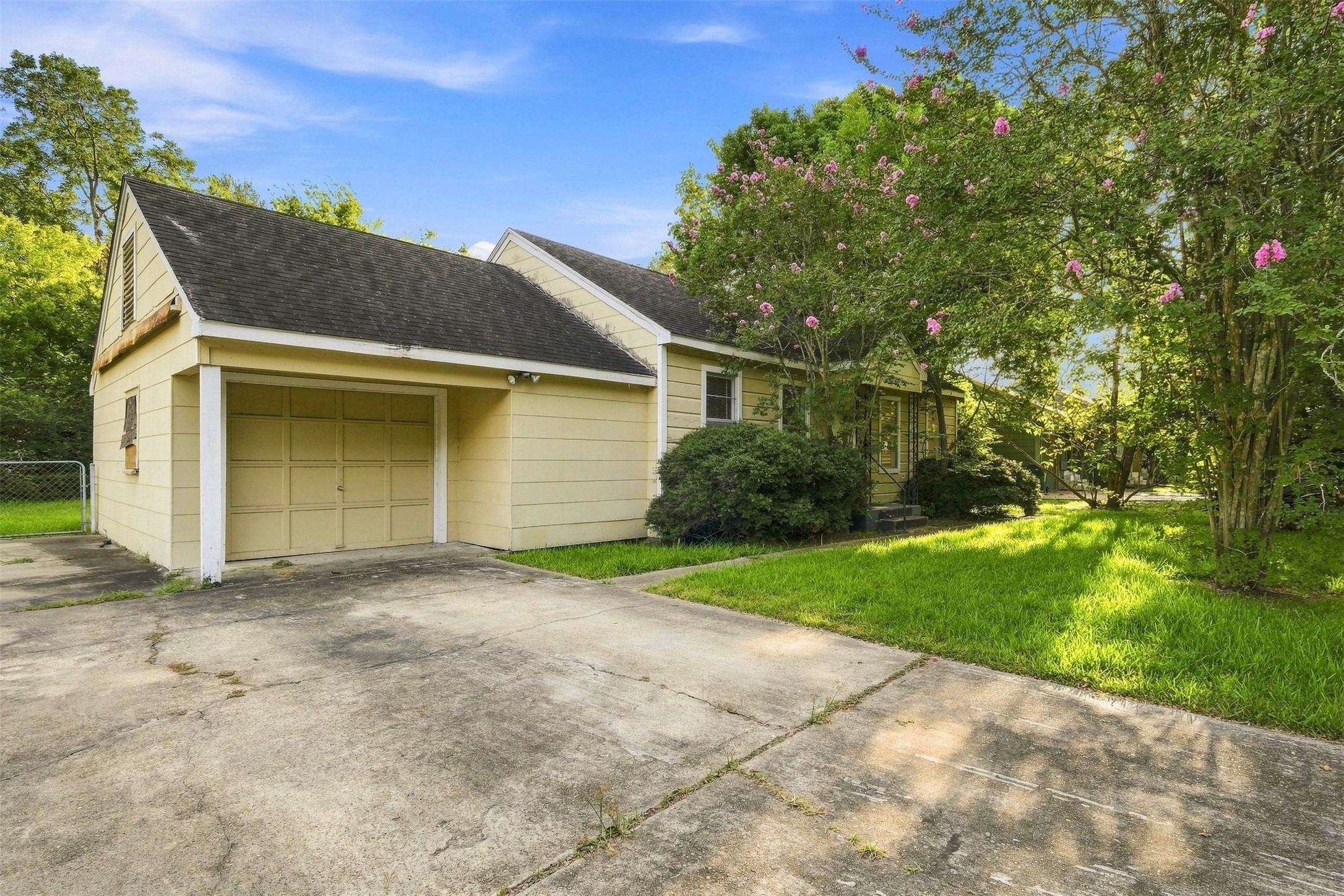 1914 Oaklawn Drive Property Photo 3