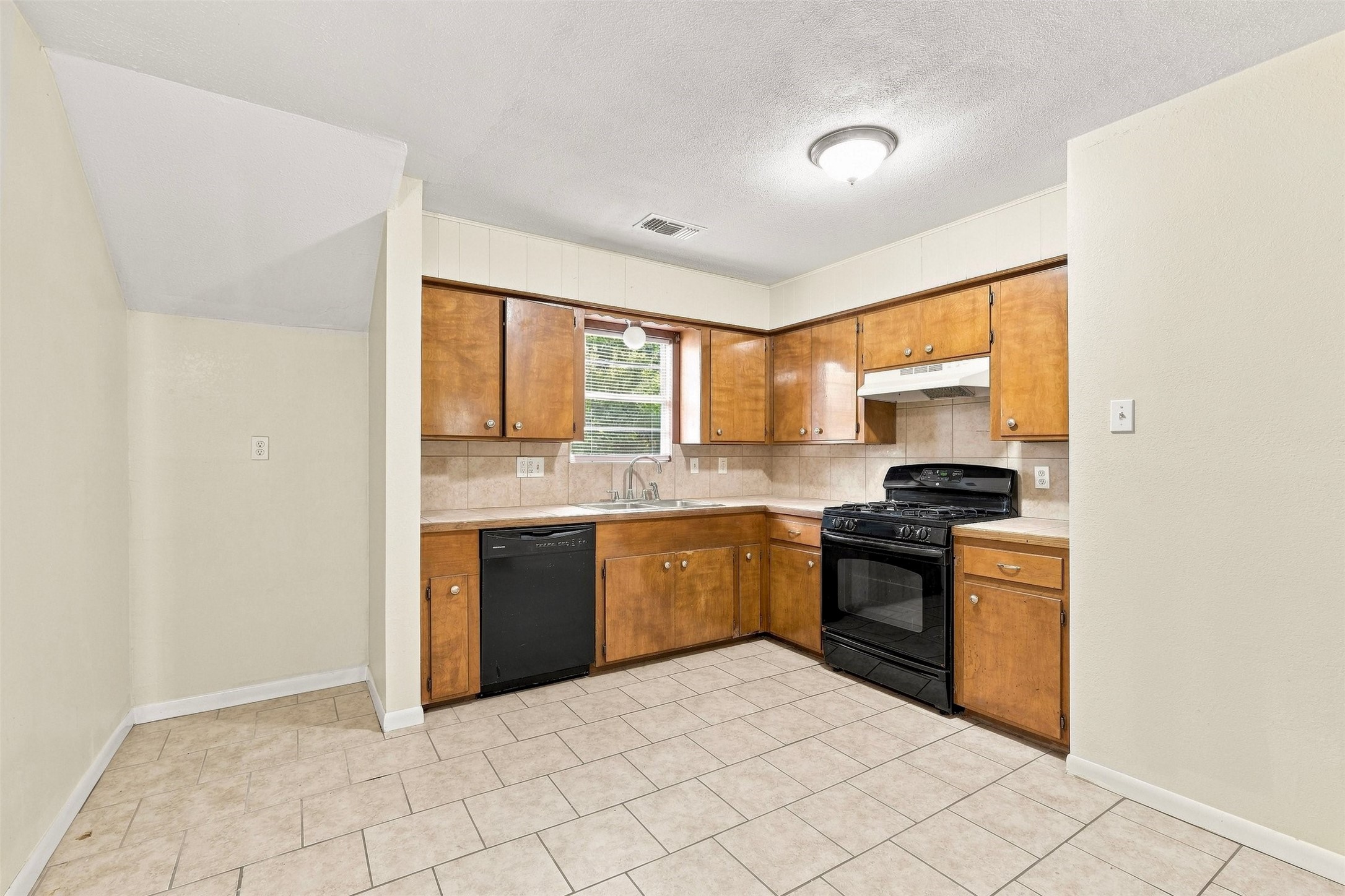 1914 Oaklawn Drive Property Photo 14
