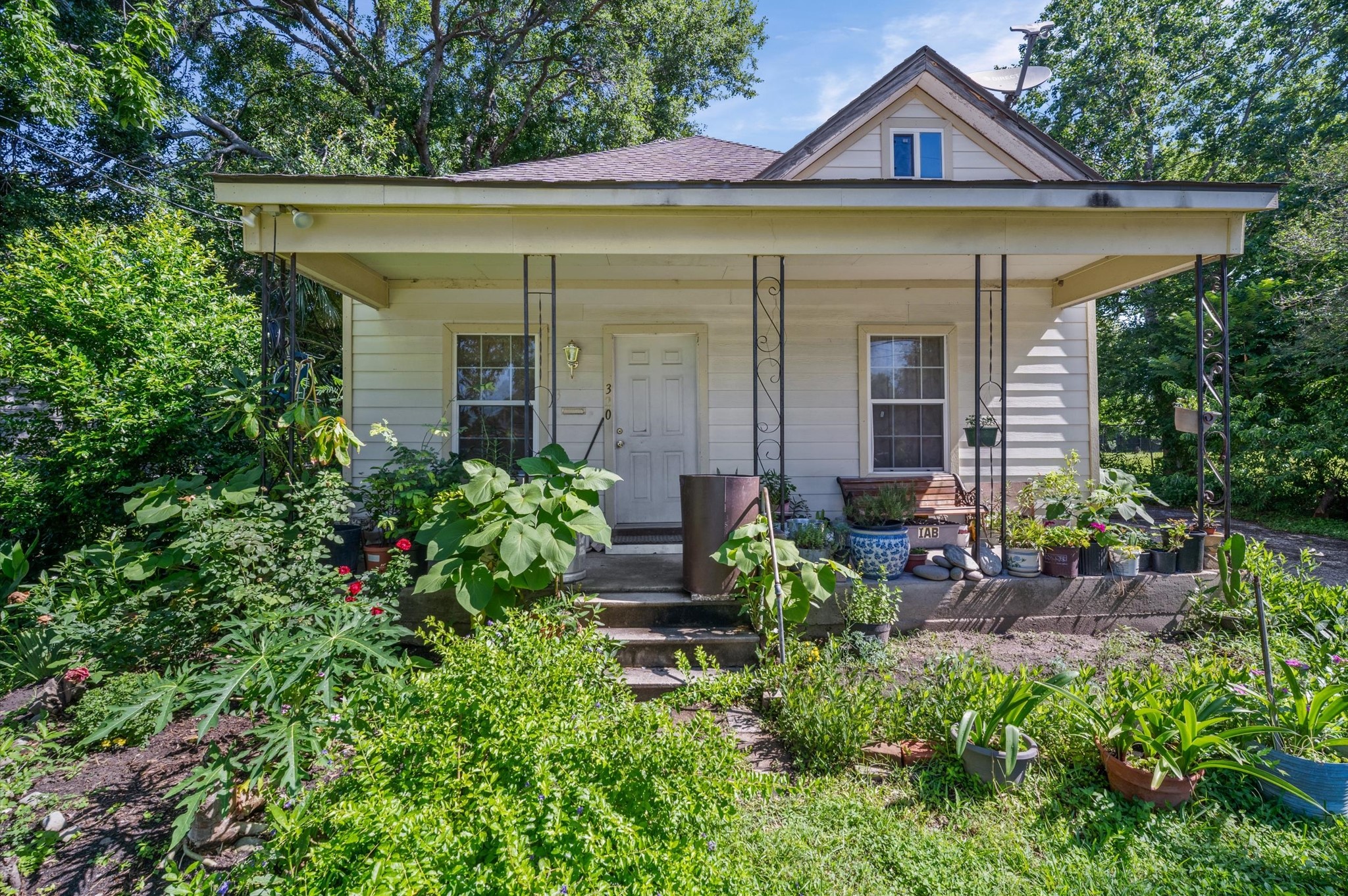 320 Eichwurzel Lane Property Photo 1