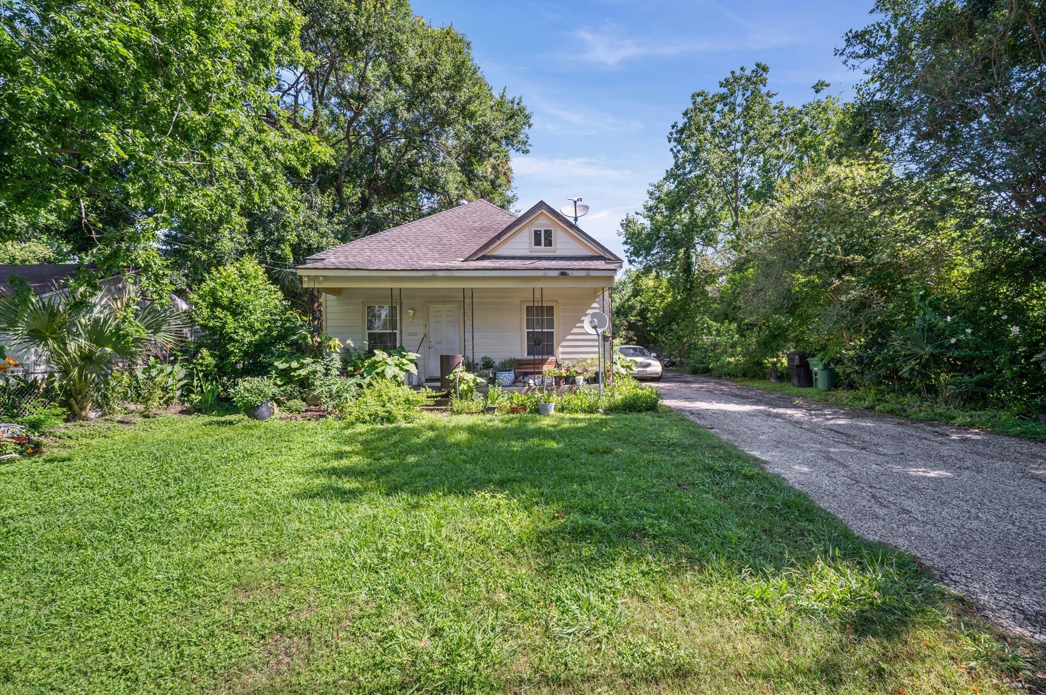 320 Eichwurzel Lane Property Photo 3