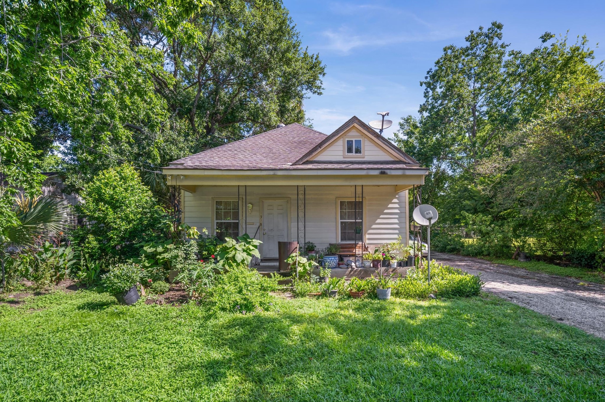 320 Eichwurzel Lane Property Photo 4