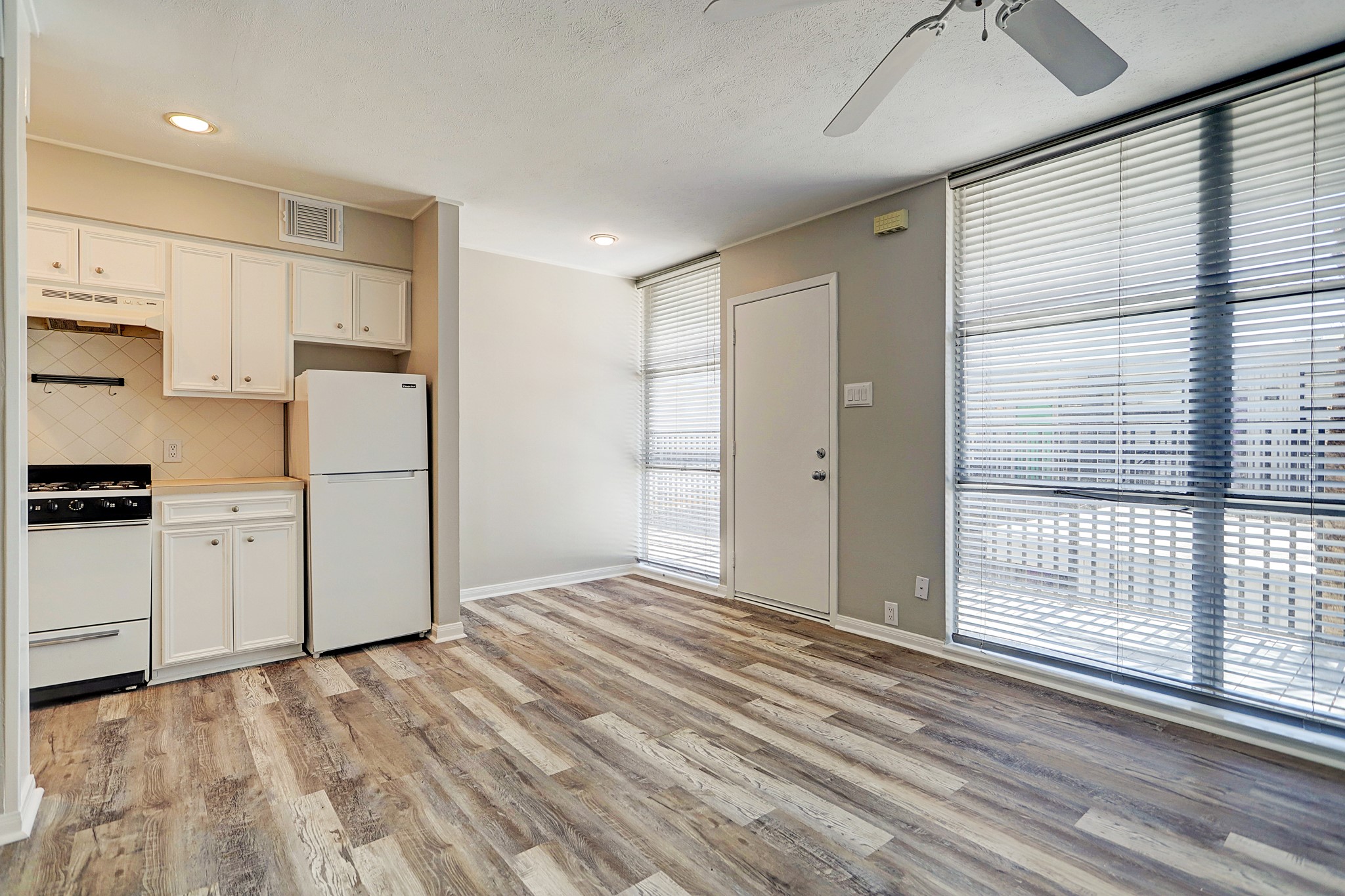 1901 Whitney Street 3 Property Photo 1