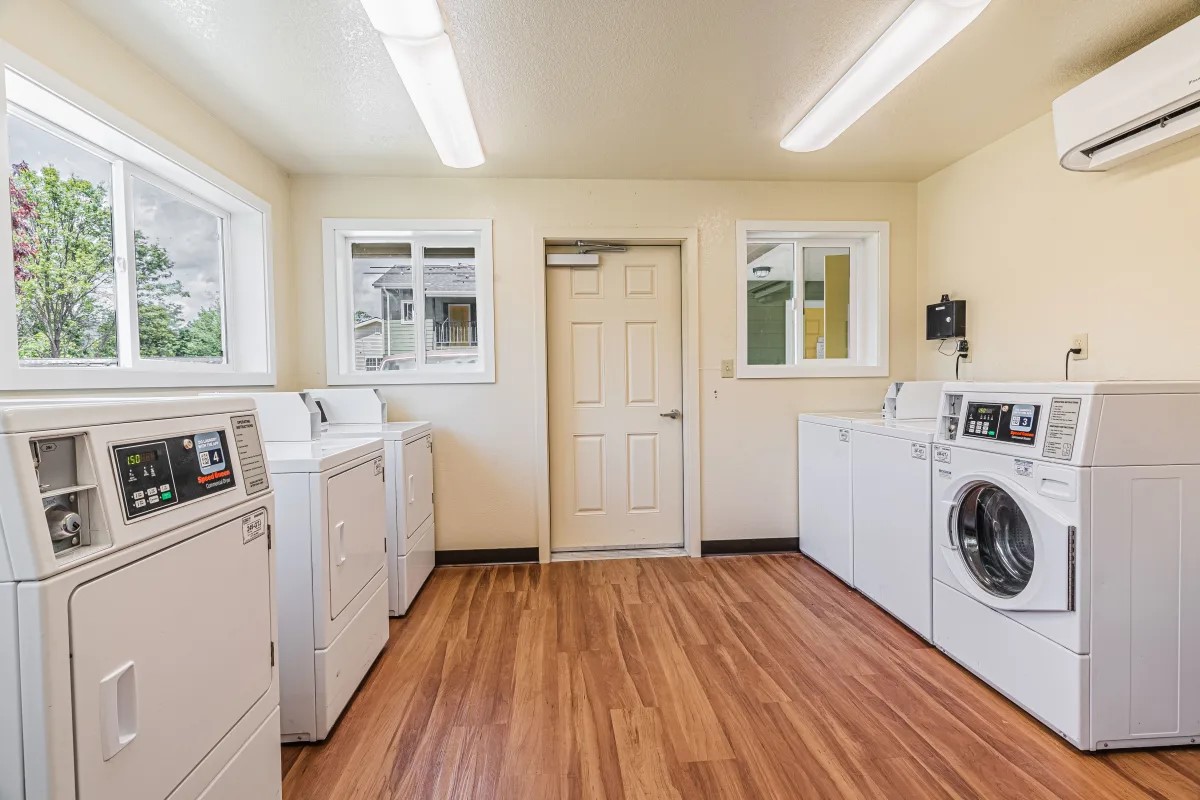 621 N River Rd Property Photo 4