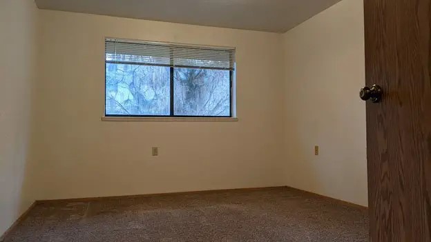 621 N River Rd Property Photo 6