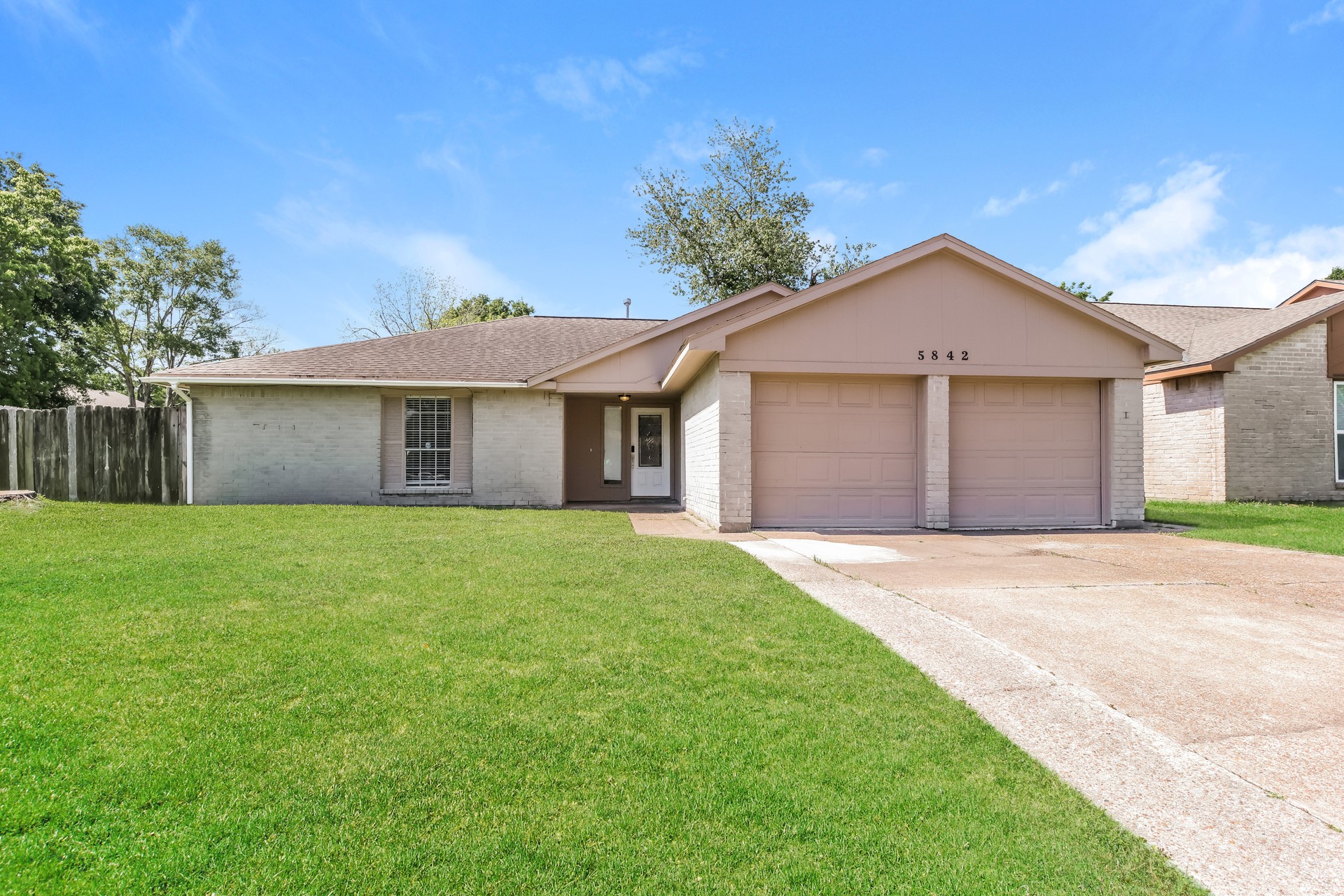 5842 Sackville Close Property Photo 1