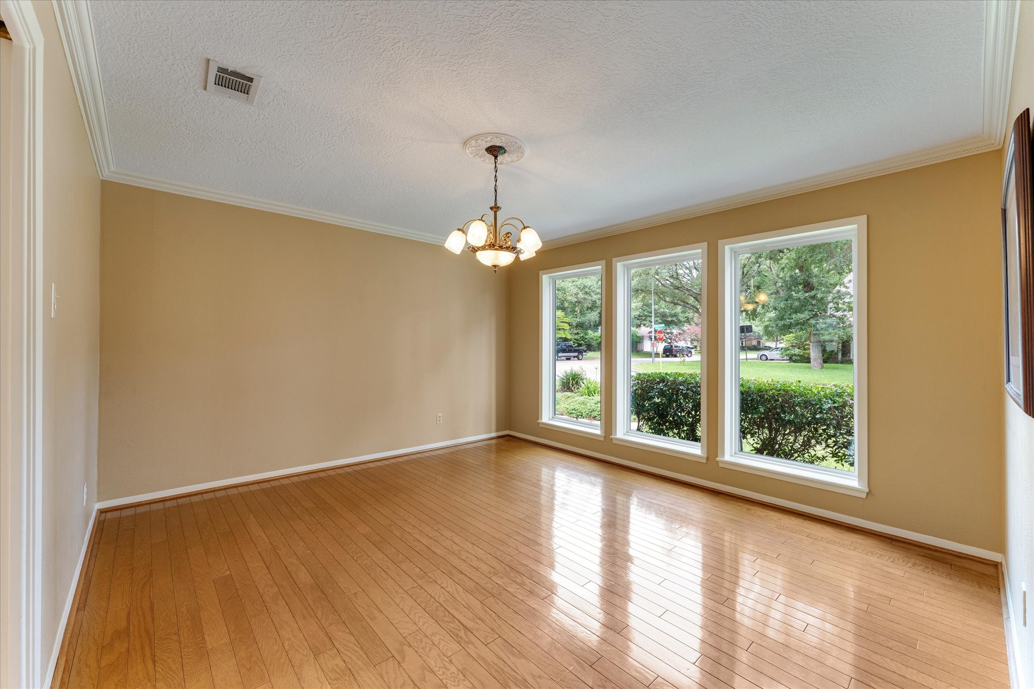 6735 Gentle Bend Drive Property Photo 4