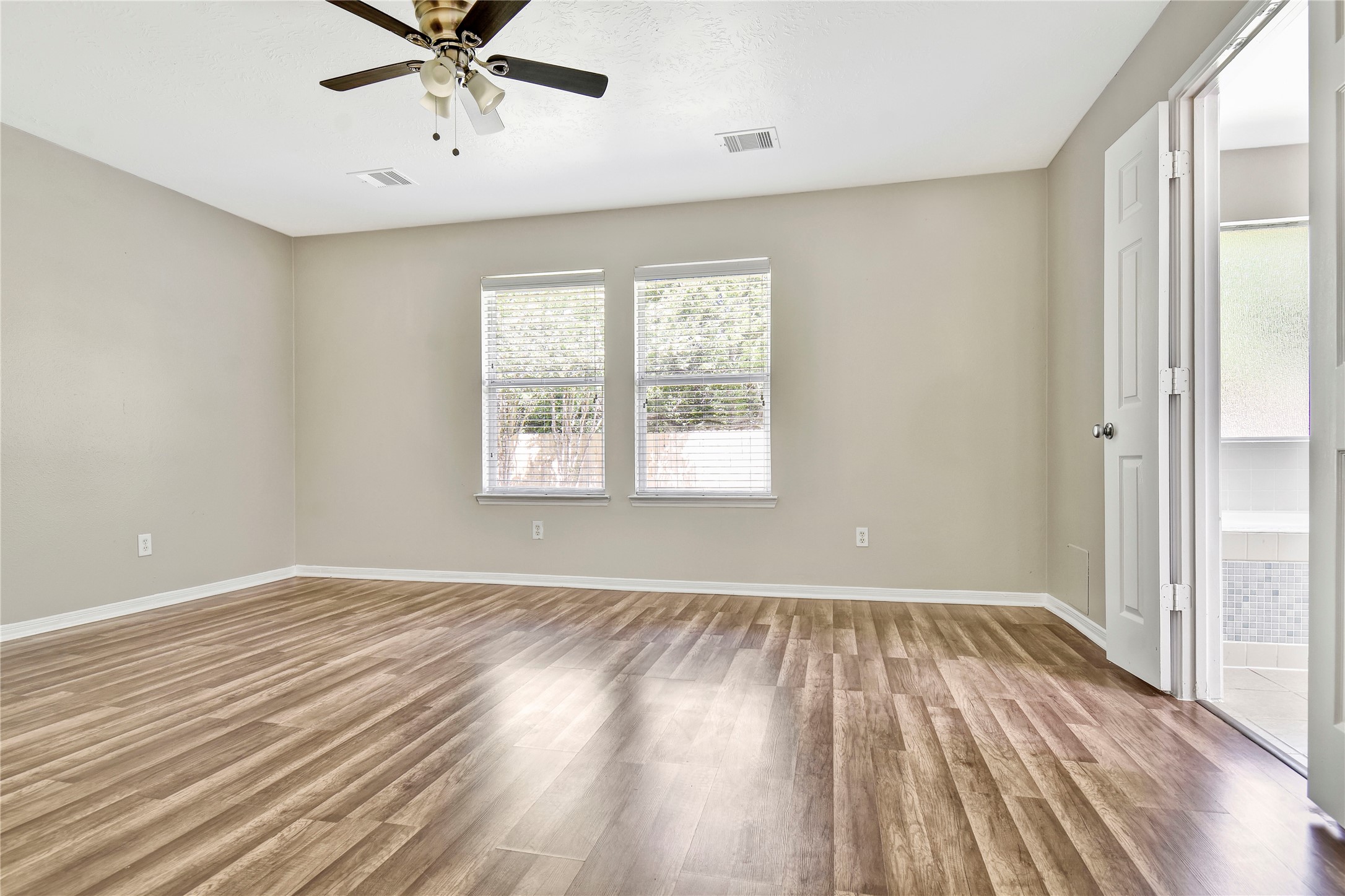 5601 Savannah Woods Lane Property Photo 8