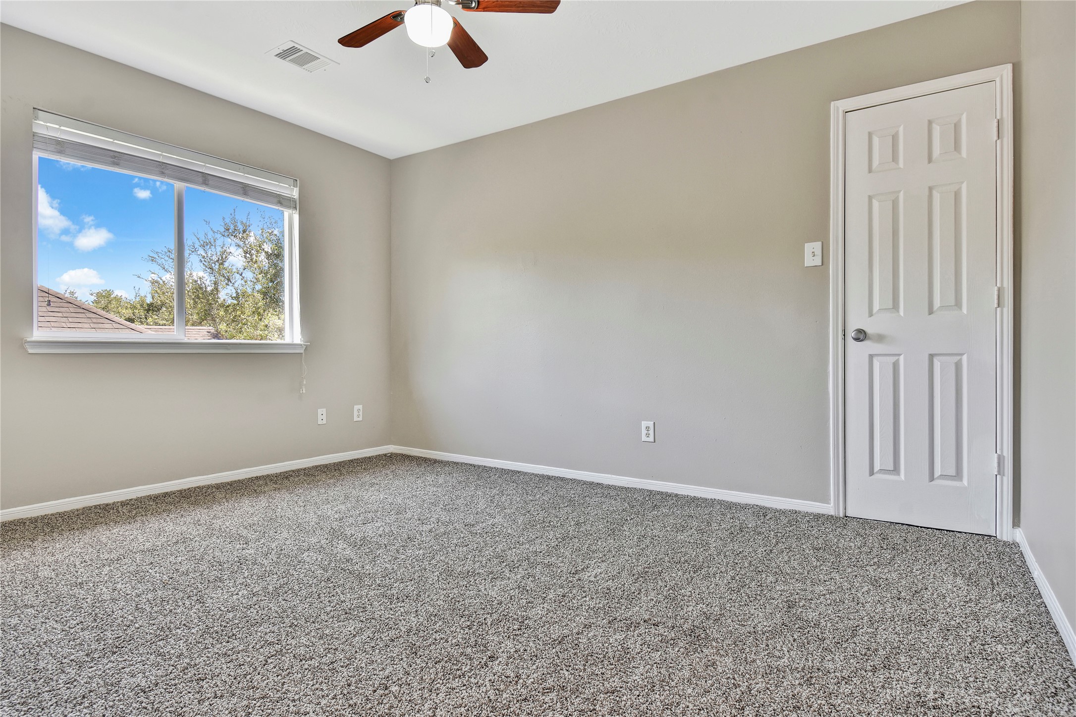 5601 Savannah Woods Lane Property Photo 13
