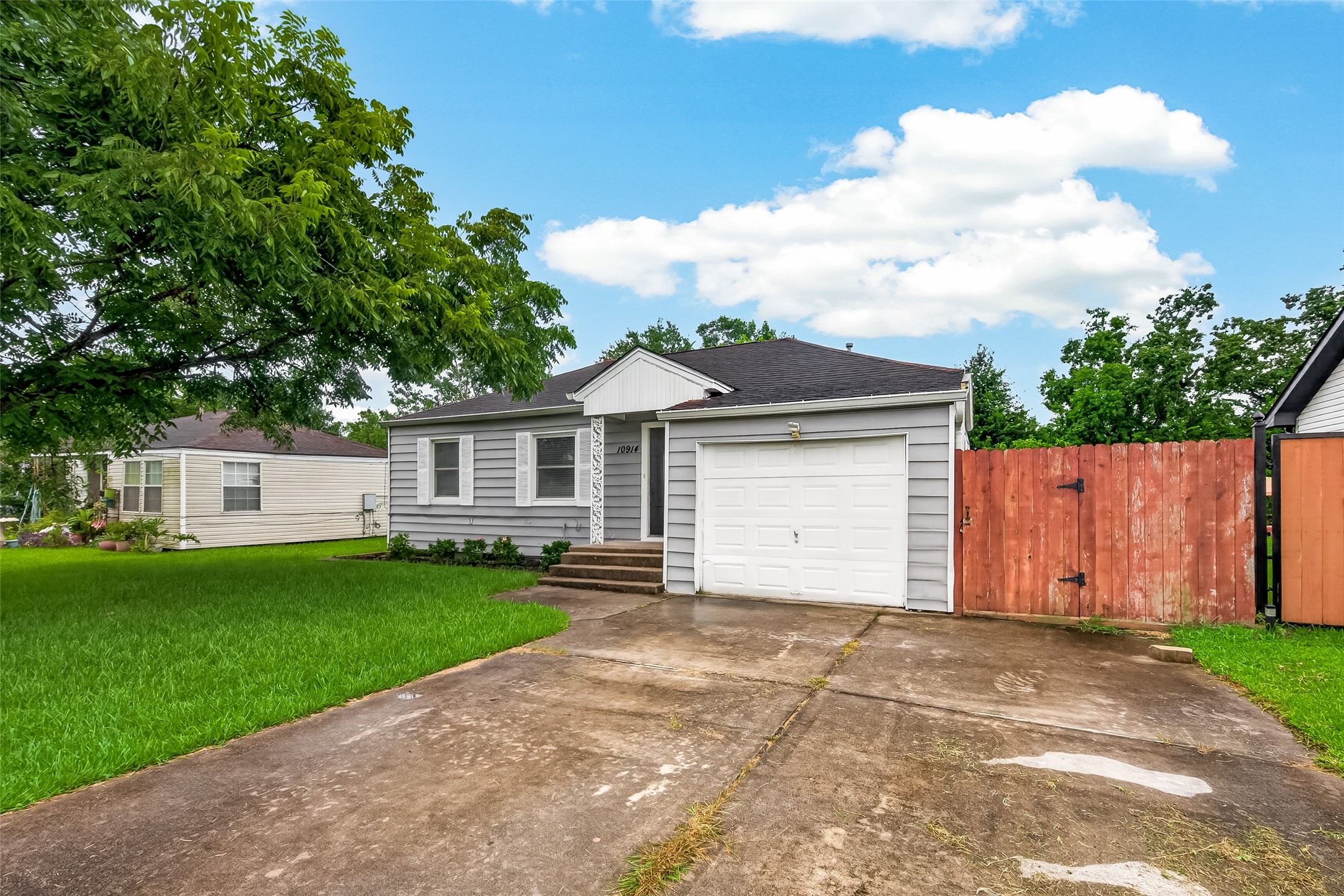 10914 La Crosse Street Property Photo 2