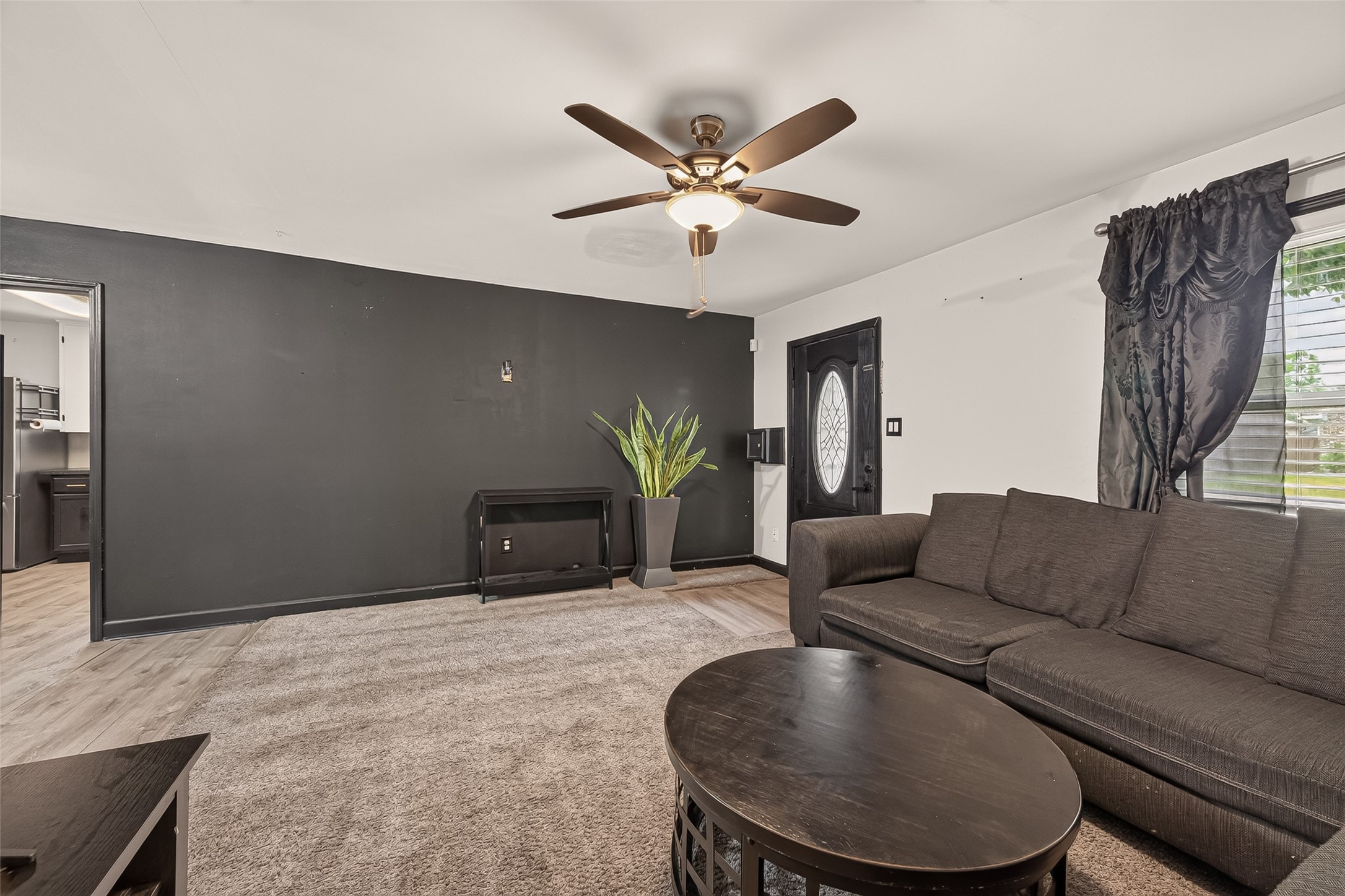 10914 La Crosse Street Property Photo 4