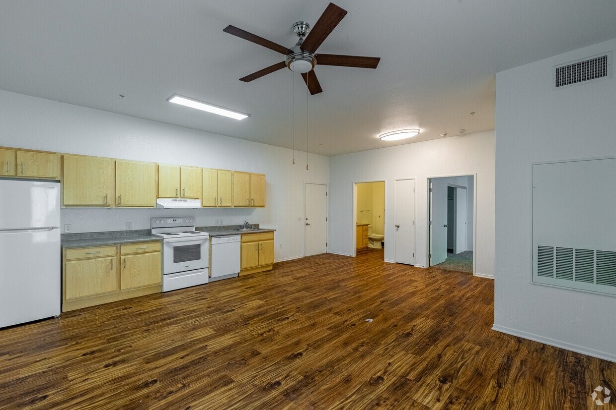 511 College Dr Property Photo 6