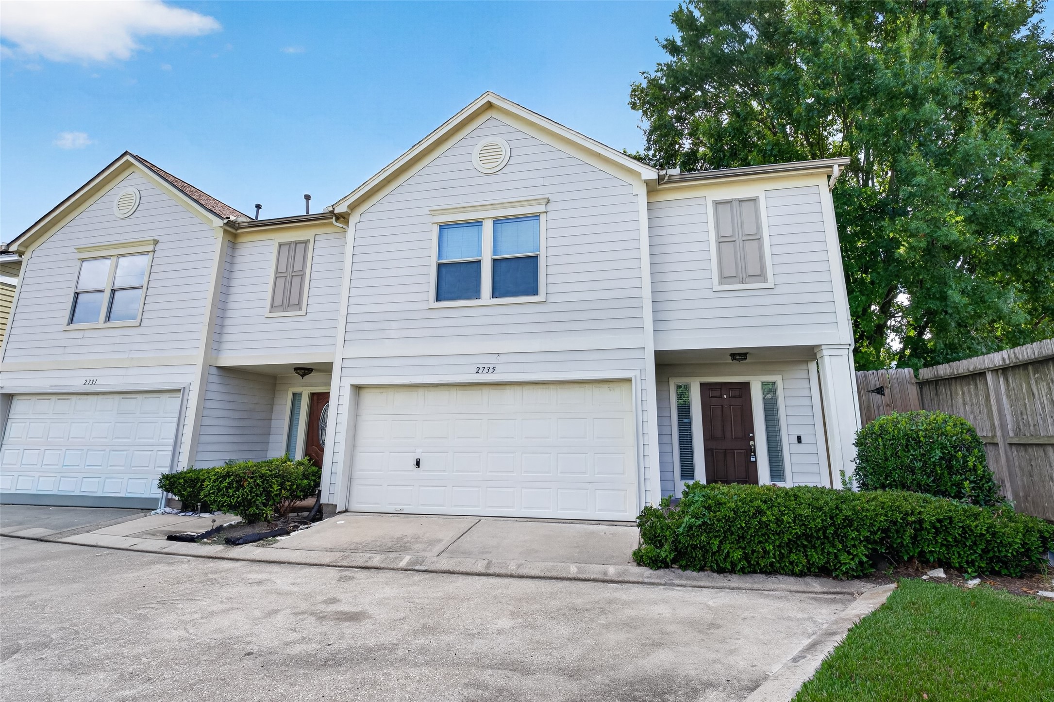 2735 Woodridge Manor Drive Property Photo 1