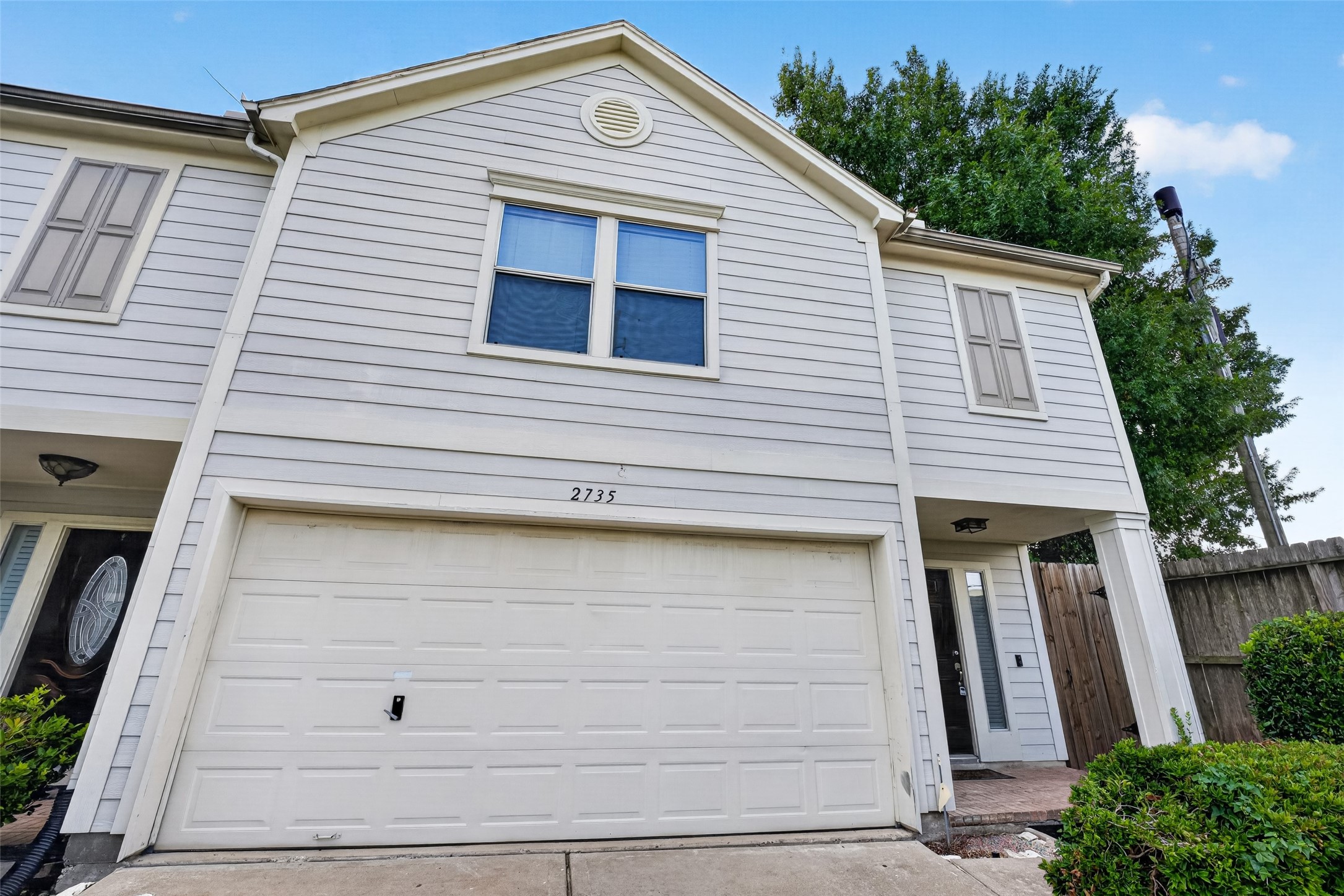 2735 Woodridge Manor Drive Property Photo 2