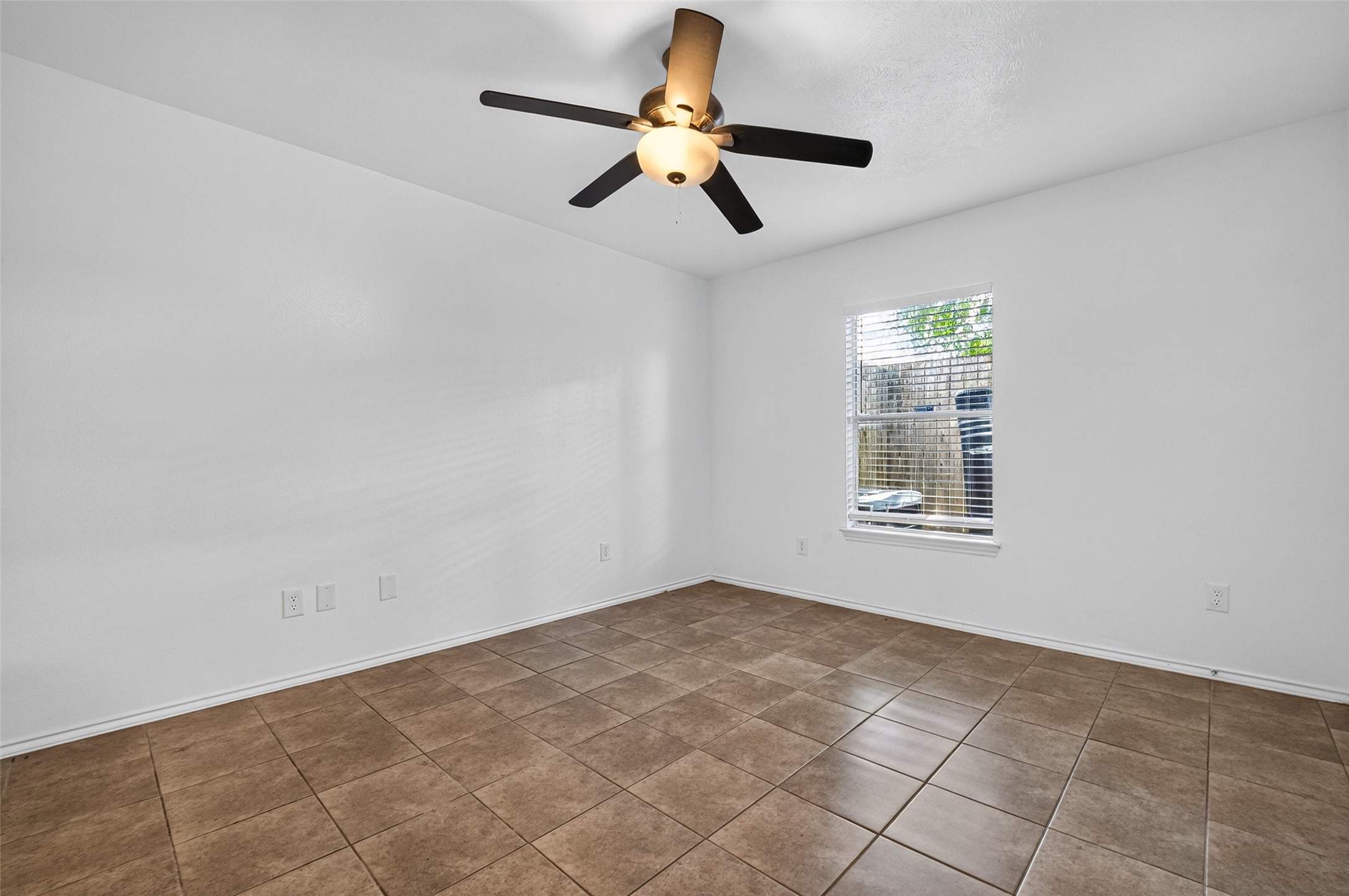 2735 Woodridge Manor Drive Property Photo 7