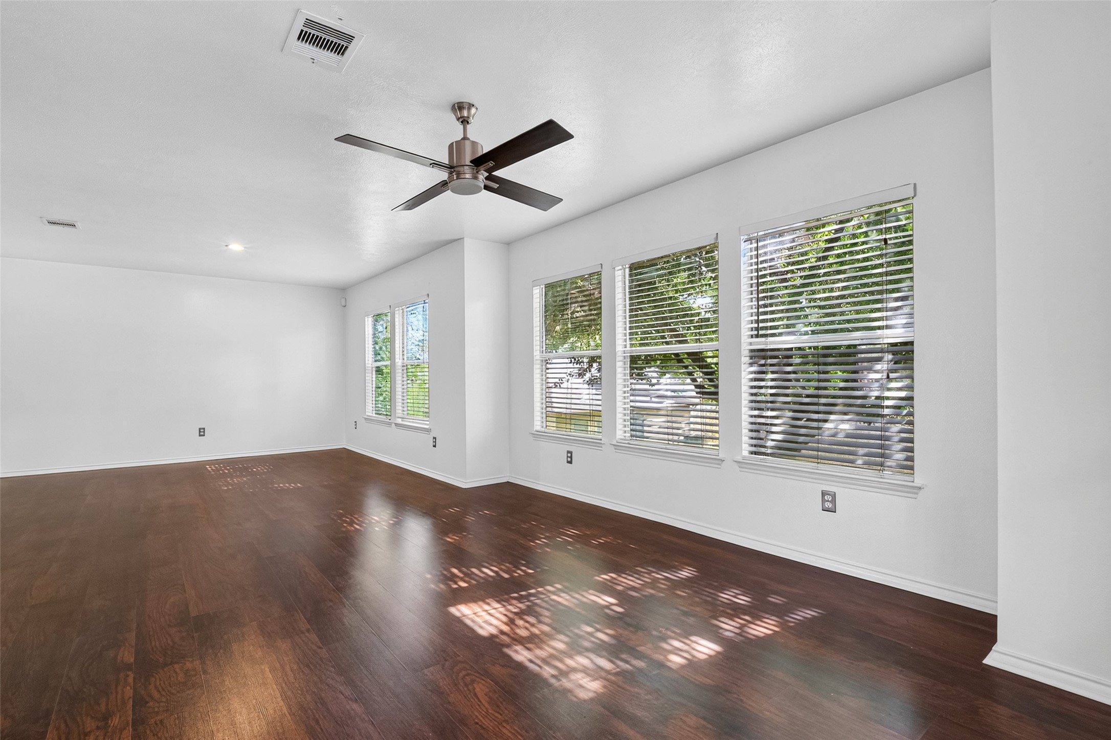 2735 Woodridge Manor Drive Property Photo 11