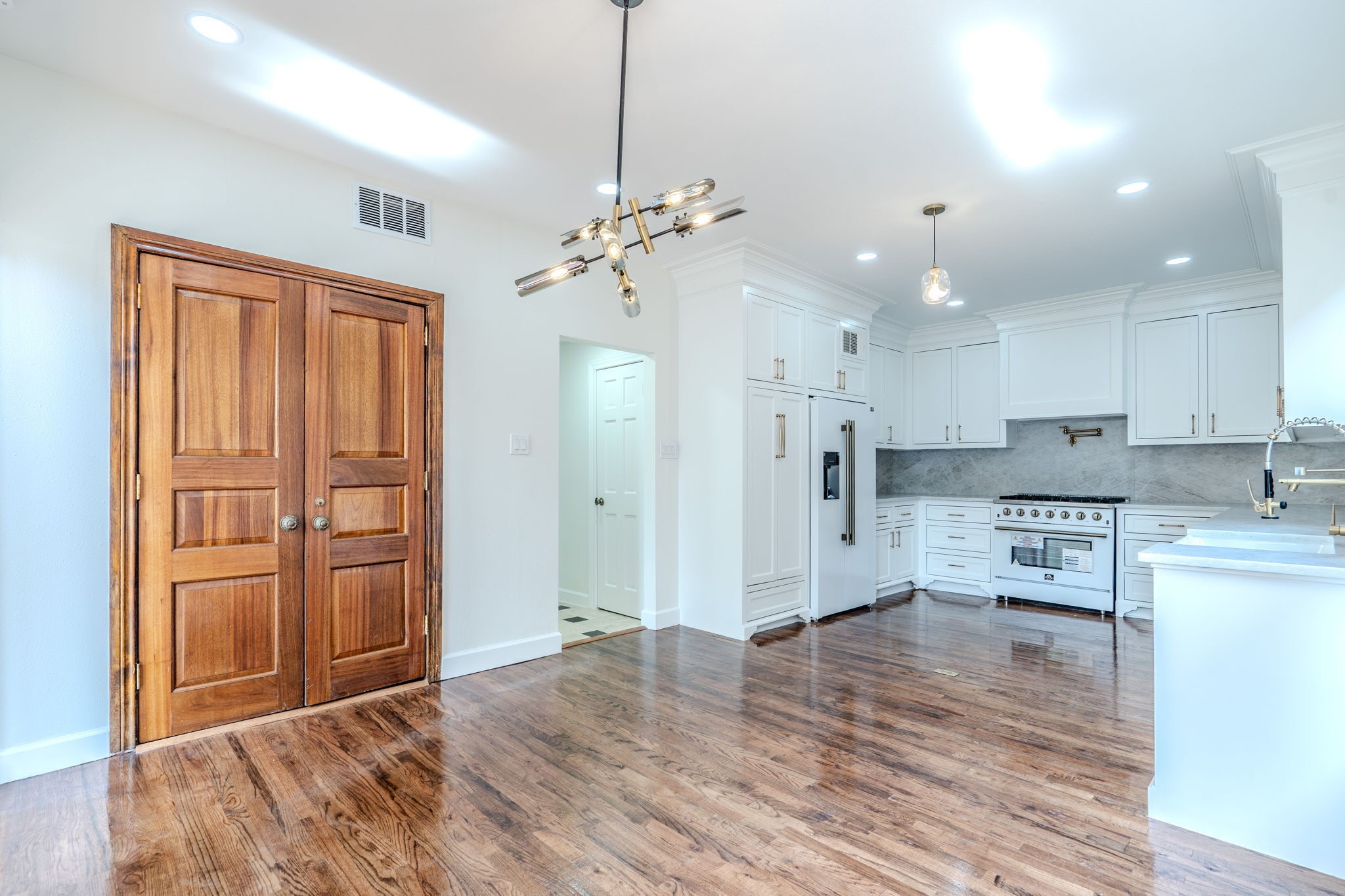 5927 Sugar Hill Drive Property Photo 12