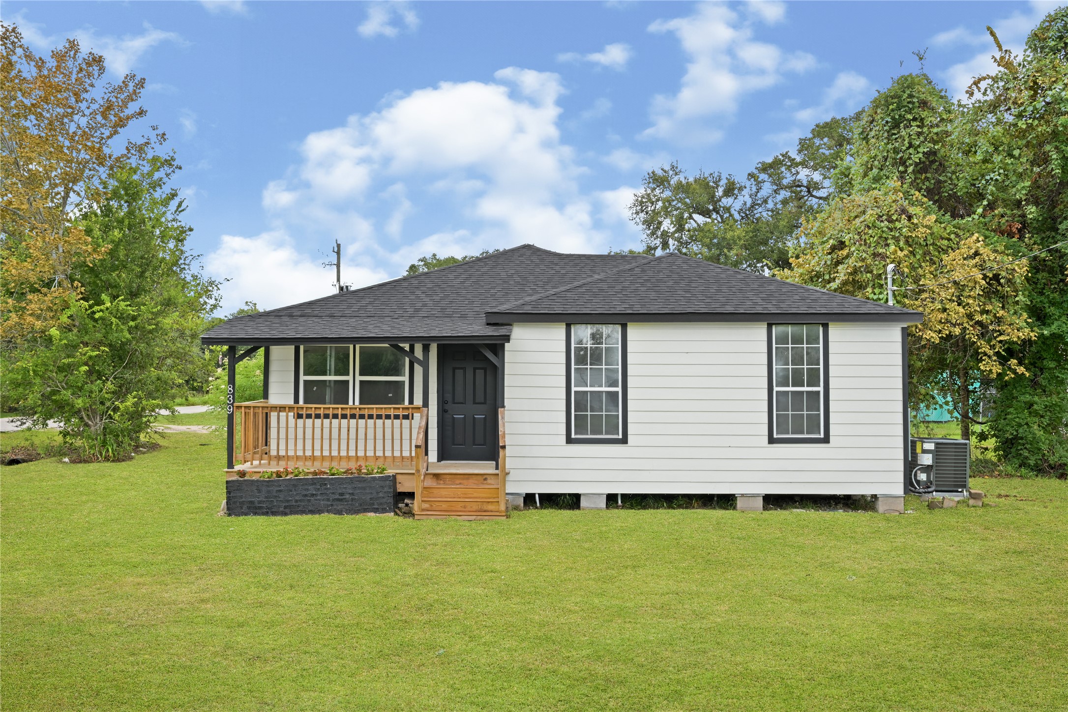 839 Yaupon Street Property Photo 6