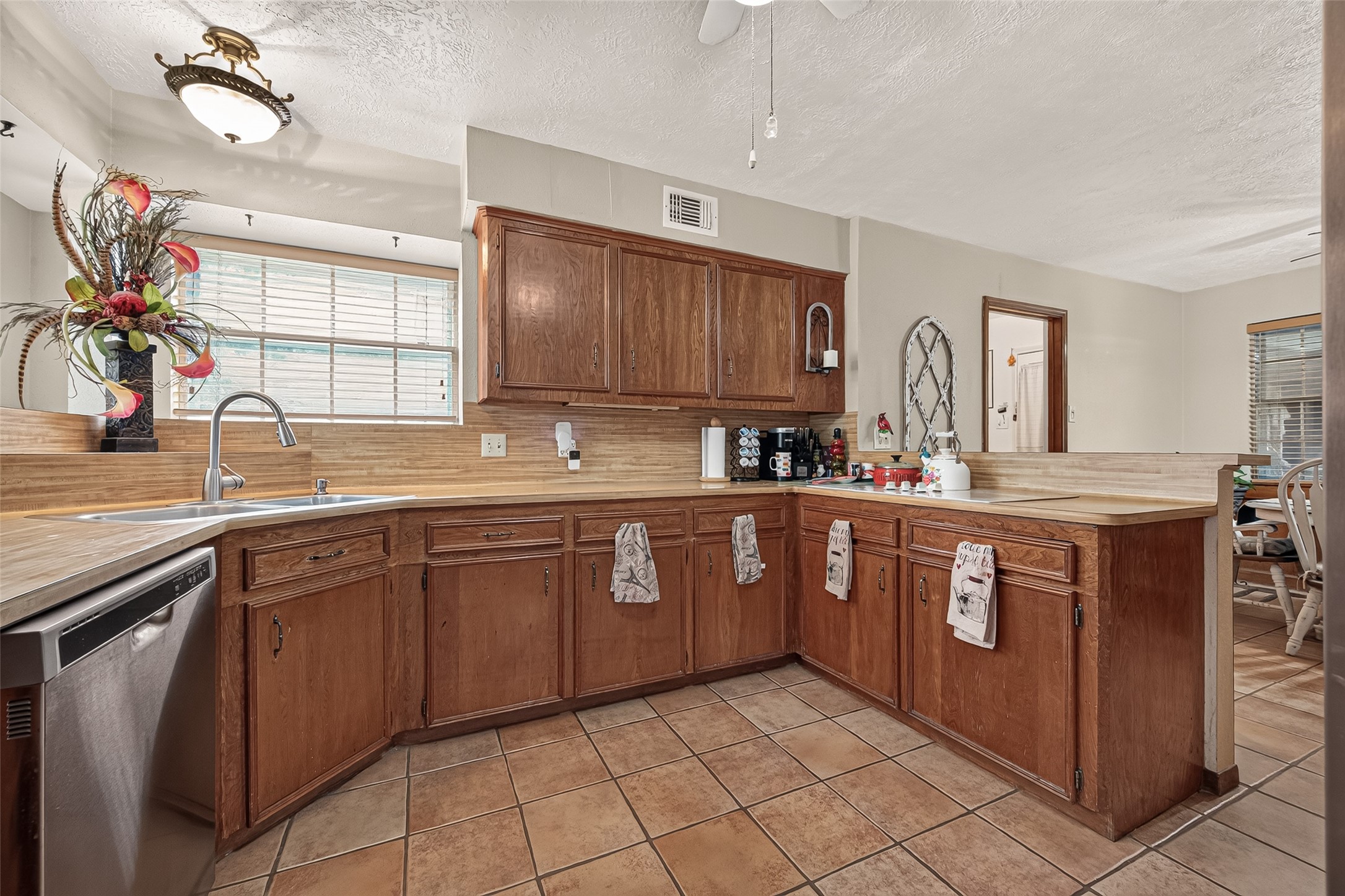 2016 Meadow Lane Property Photo 8