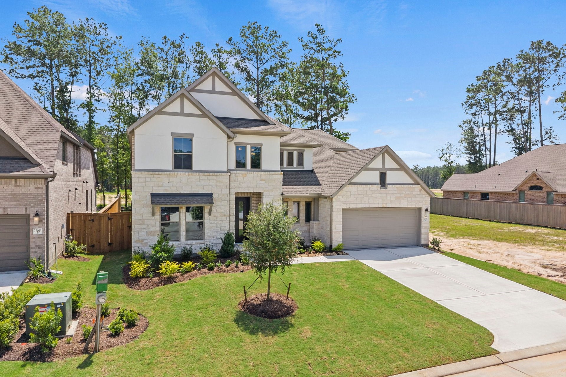 22017 Gateway Arch Drive Property Photo 3