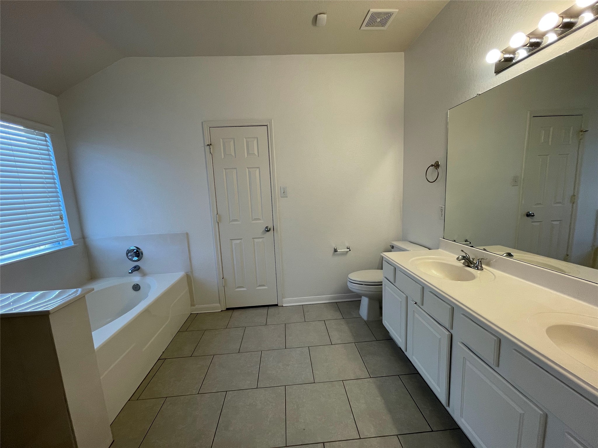 2210 Tremont Trail Lane Property Photo 8
