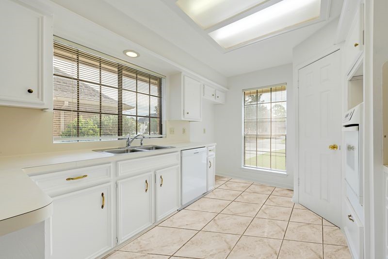 9907 Sagegreen Drive Property Photo 3