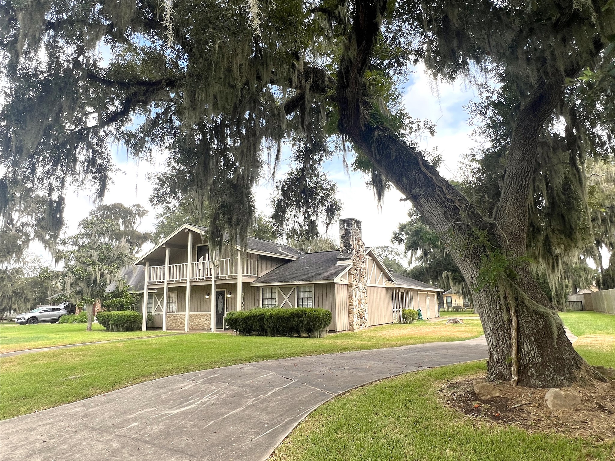 2109 Riverside Drive Property Photo 3