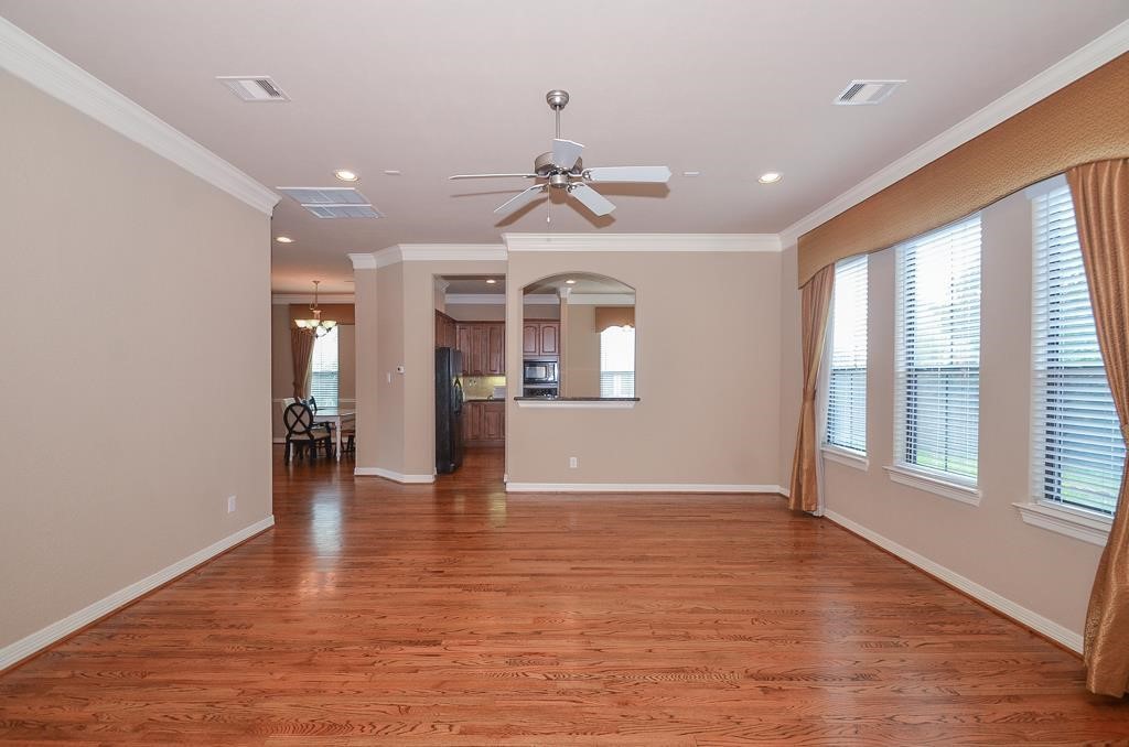 3042 Royal Oaks Crs Property Photo 9