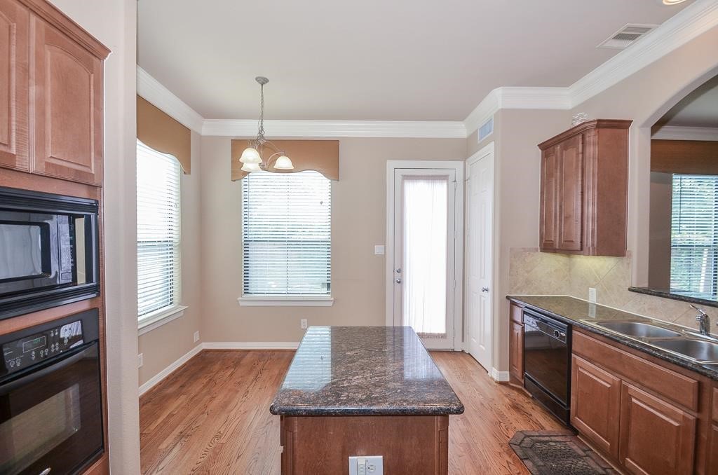 3042 Royal Oaks Crs Property Photo 13