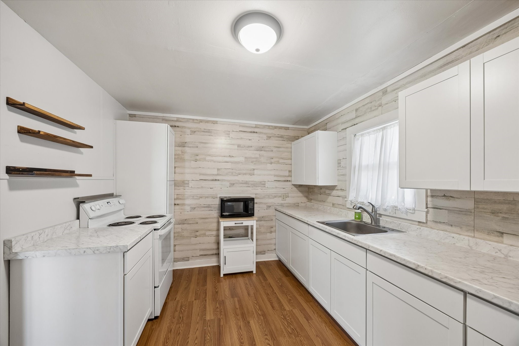 1379 Main Street Property Photo 4