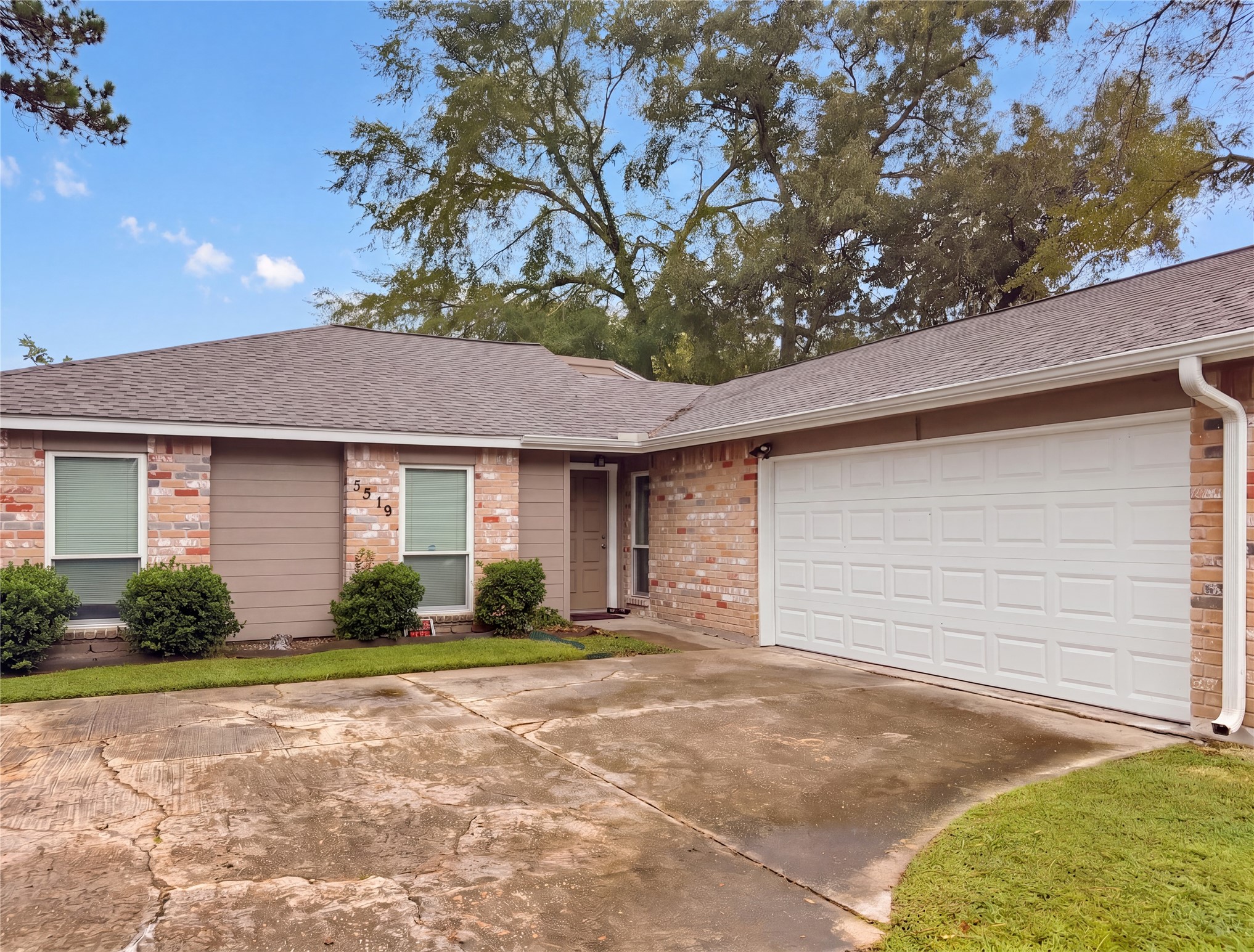 5519 Lynngate Drive Property Photo 2