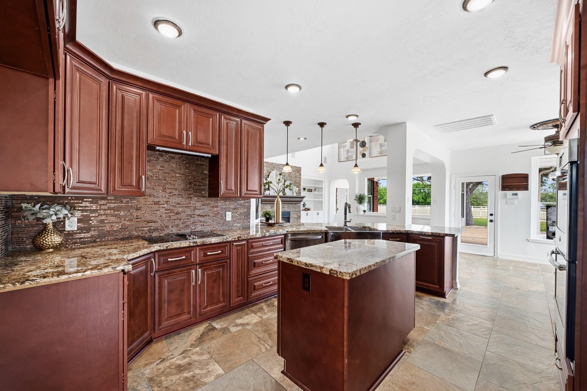 7211 Savannah Glen Lane Property Photo 6