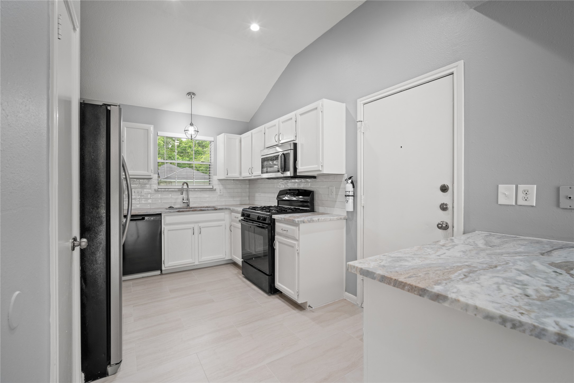 23418 Summer Pine Drive Property Photo 6