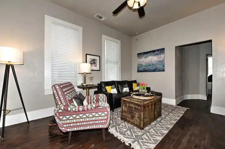 704 Essex Street Property Photo