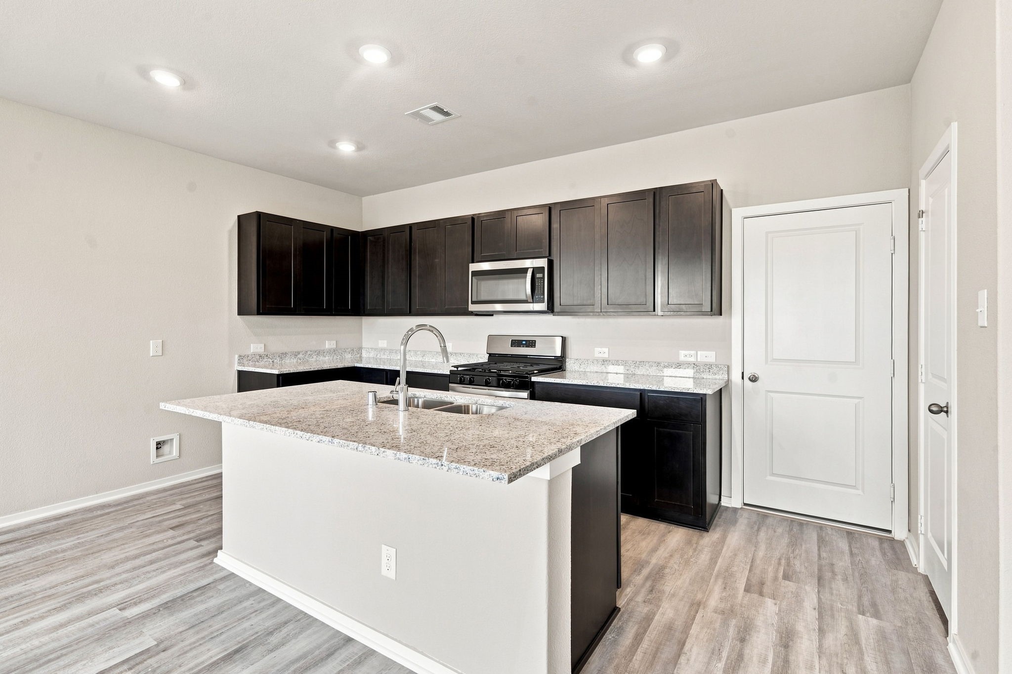 6711 Pebble Bluff Court Property Photo 8