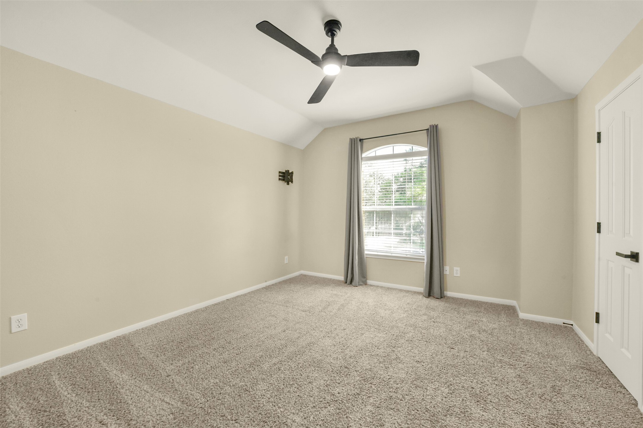 15730 Lake Loop Drive Property Photo 27