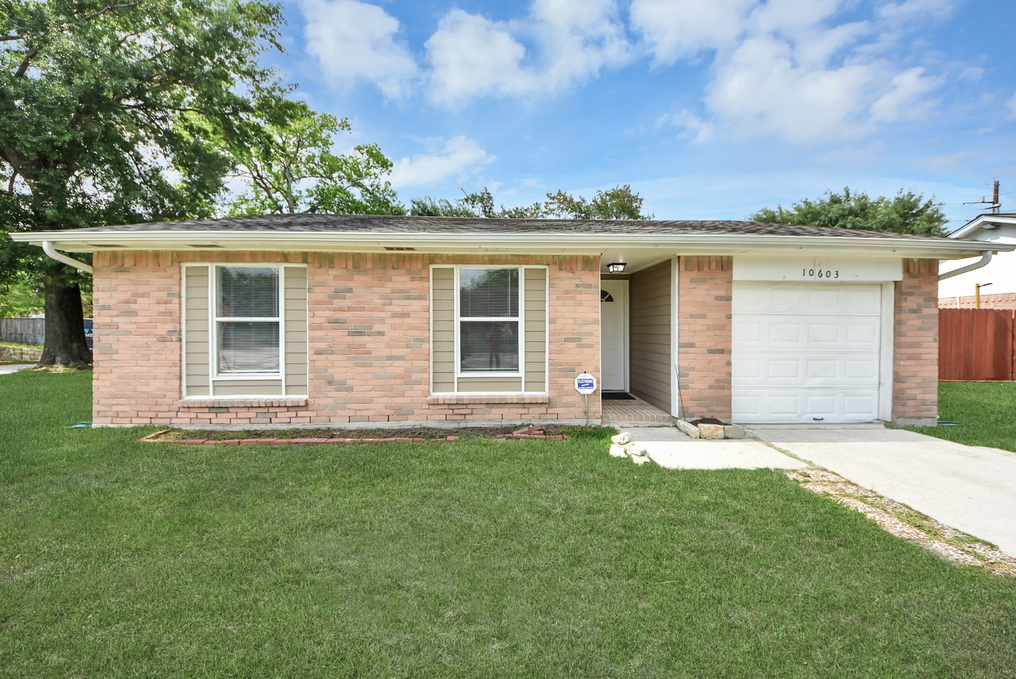 10603 Thorncliff Drive Property Photo 3