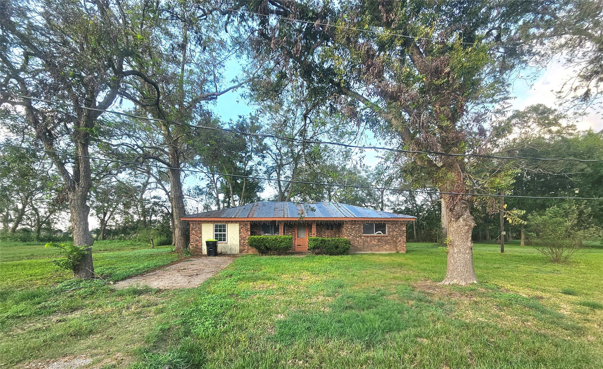 905 E Columbus Drive, Wharton Tx 77488 Property Photo 1