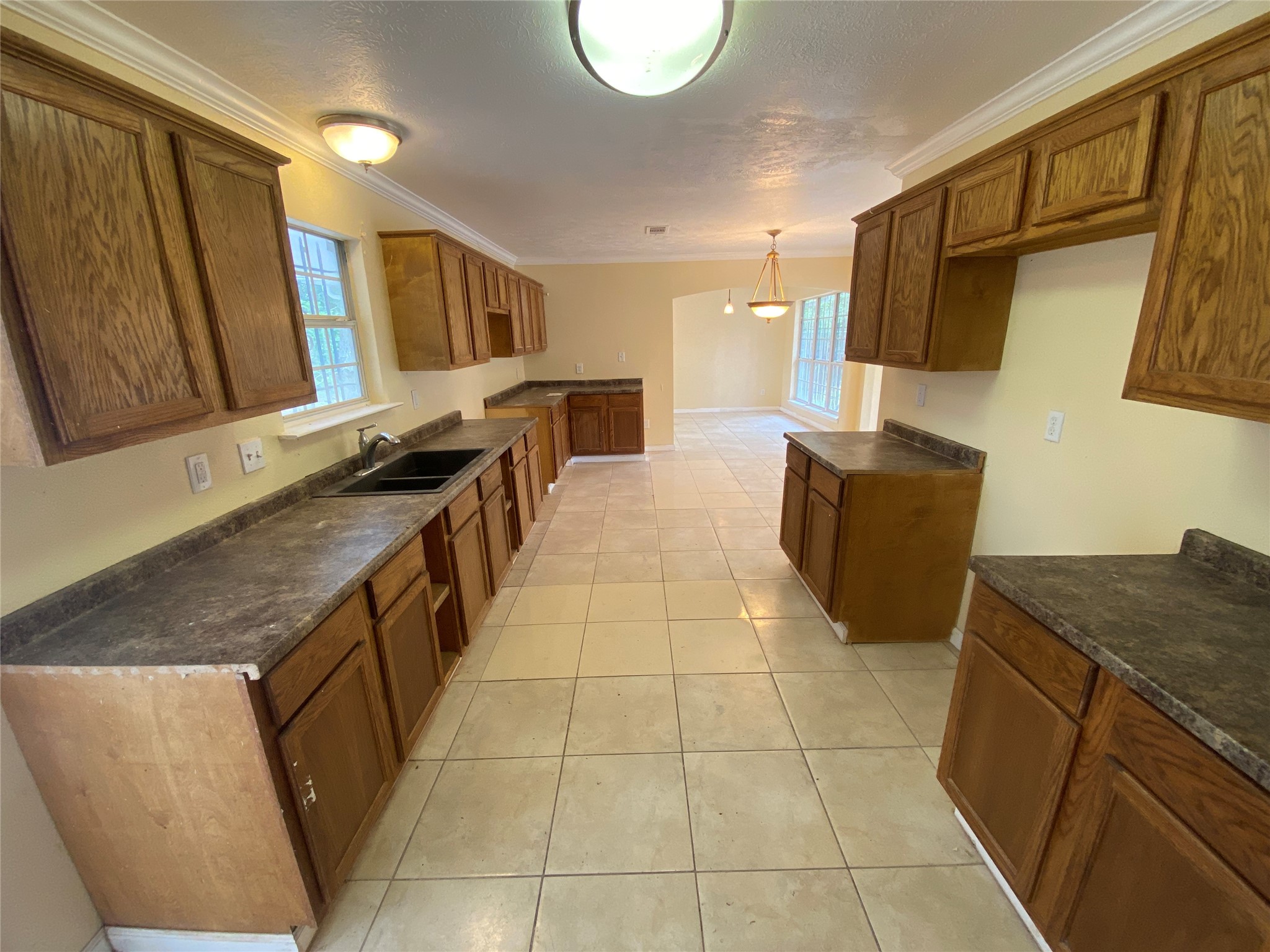 1195 Gunter Street Property Photo 4