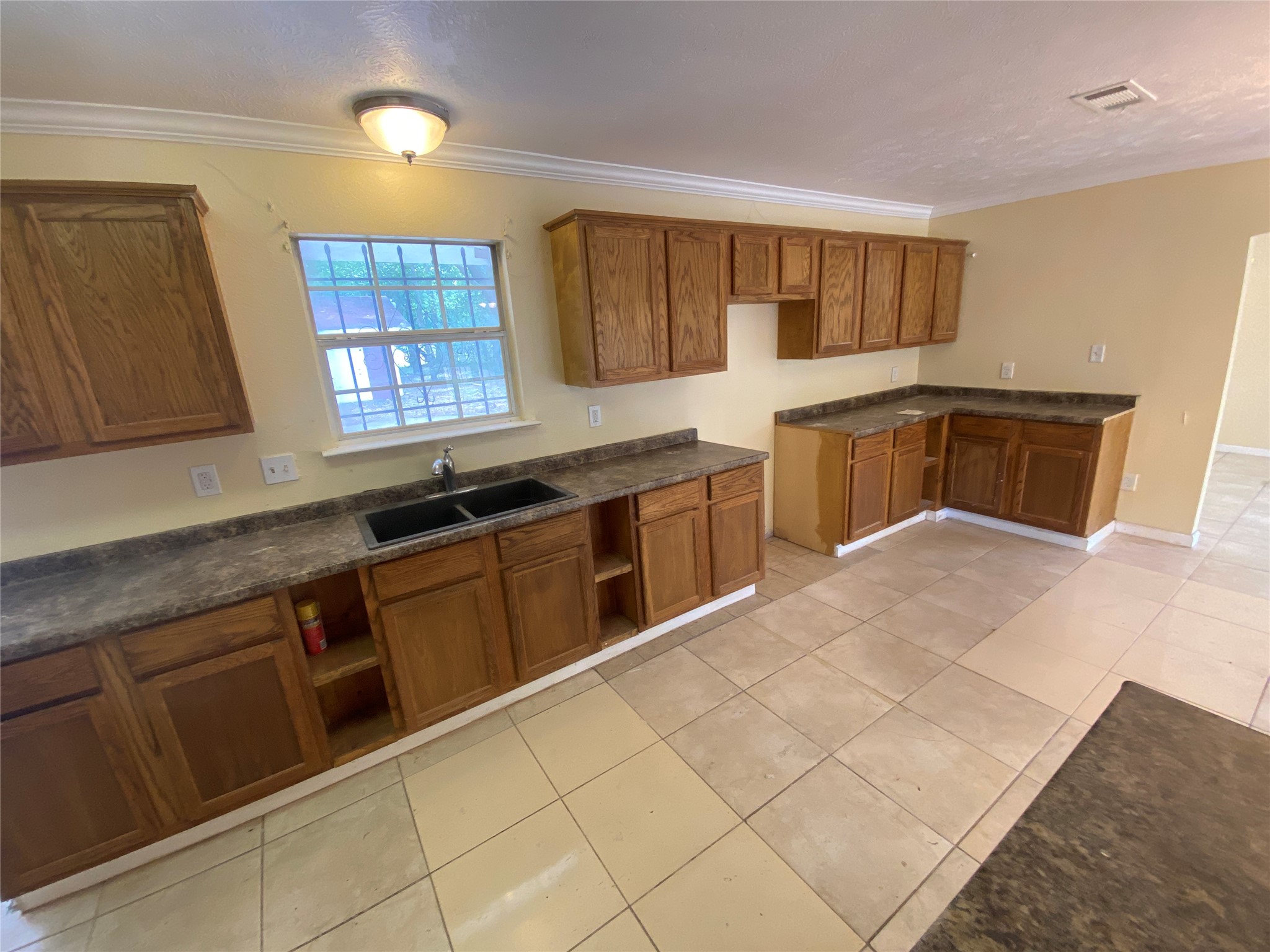 1195 Gunter Street Property Photo 5