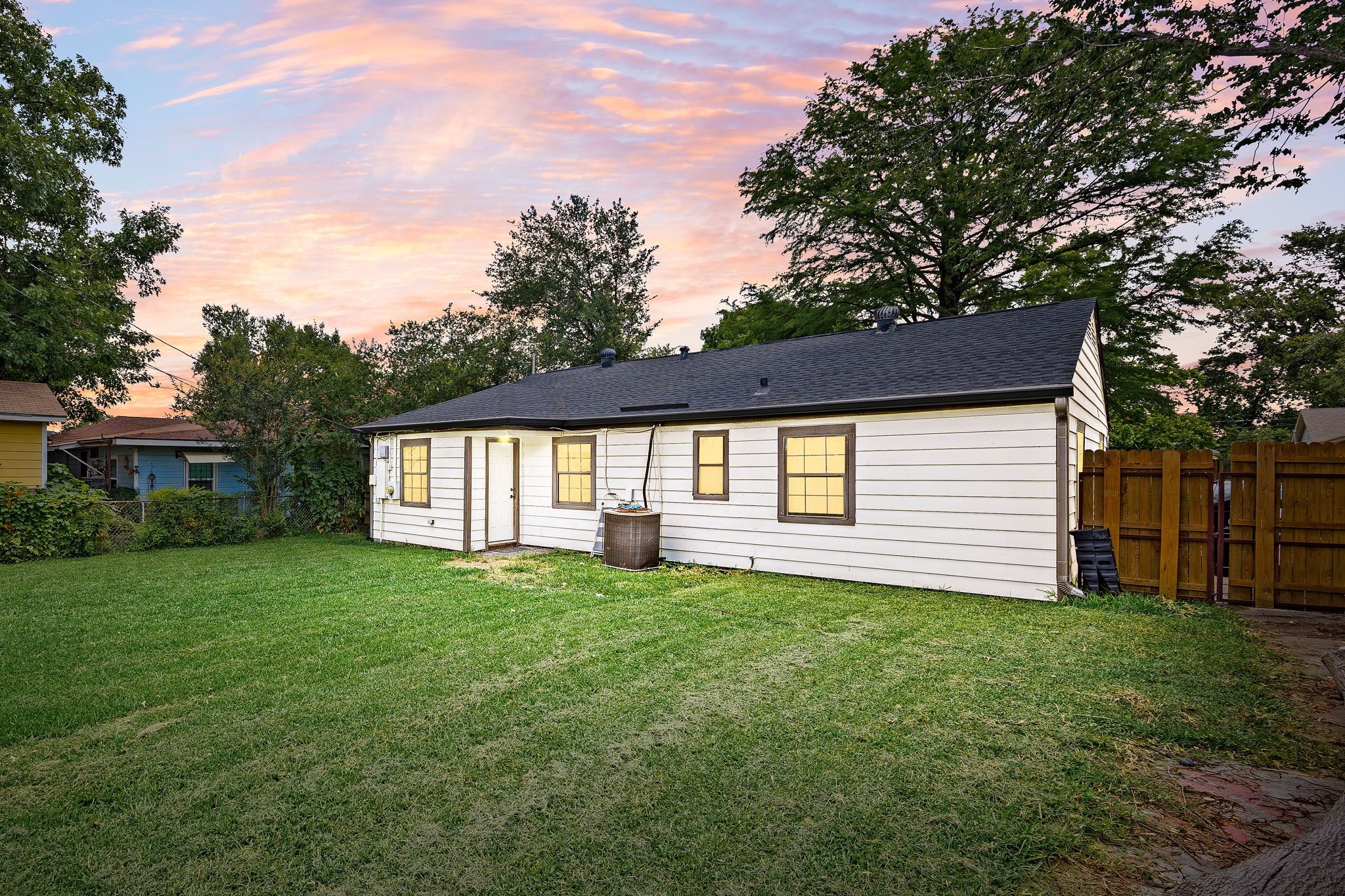 2915 Robertson Street Property Photo 2