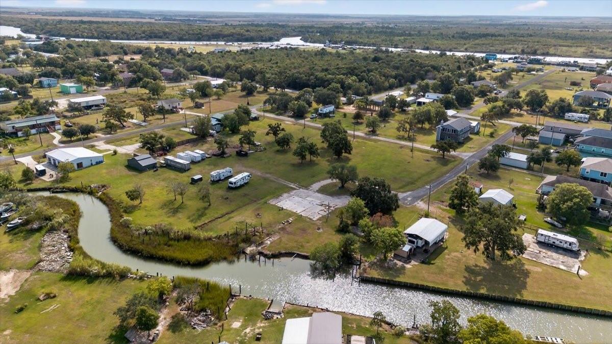308 Spence Drive, Anahuac Tx 77514 Property Photo 4