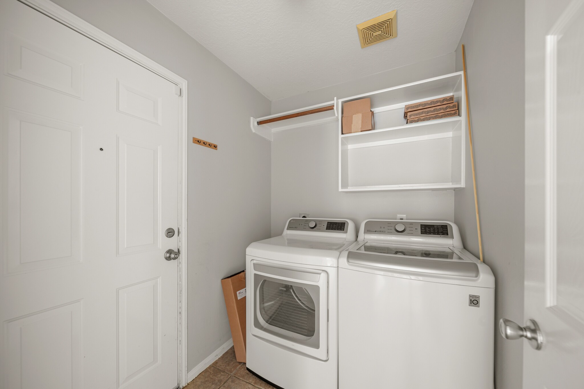 1242 Hunter Wood Drive Property Photo 16