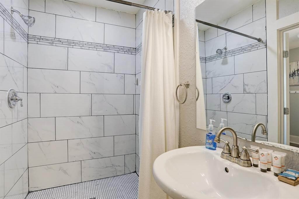 4017 Avenue M Up Up Property Photo 8