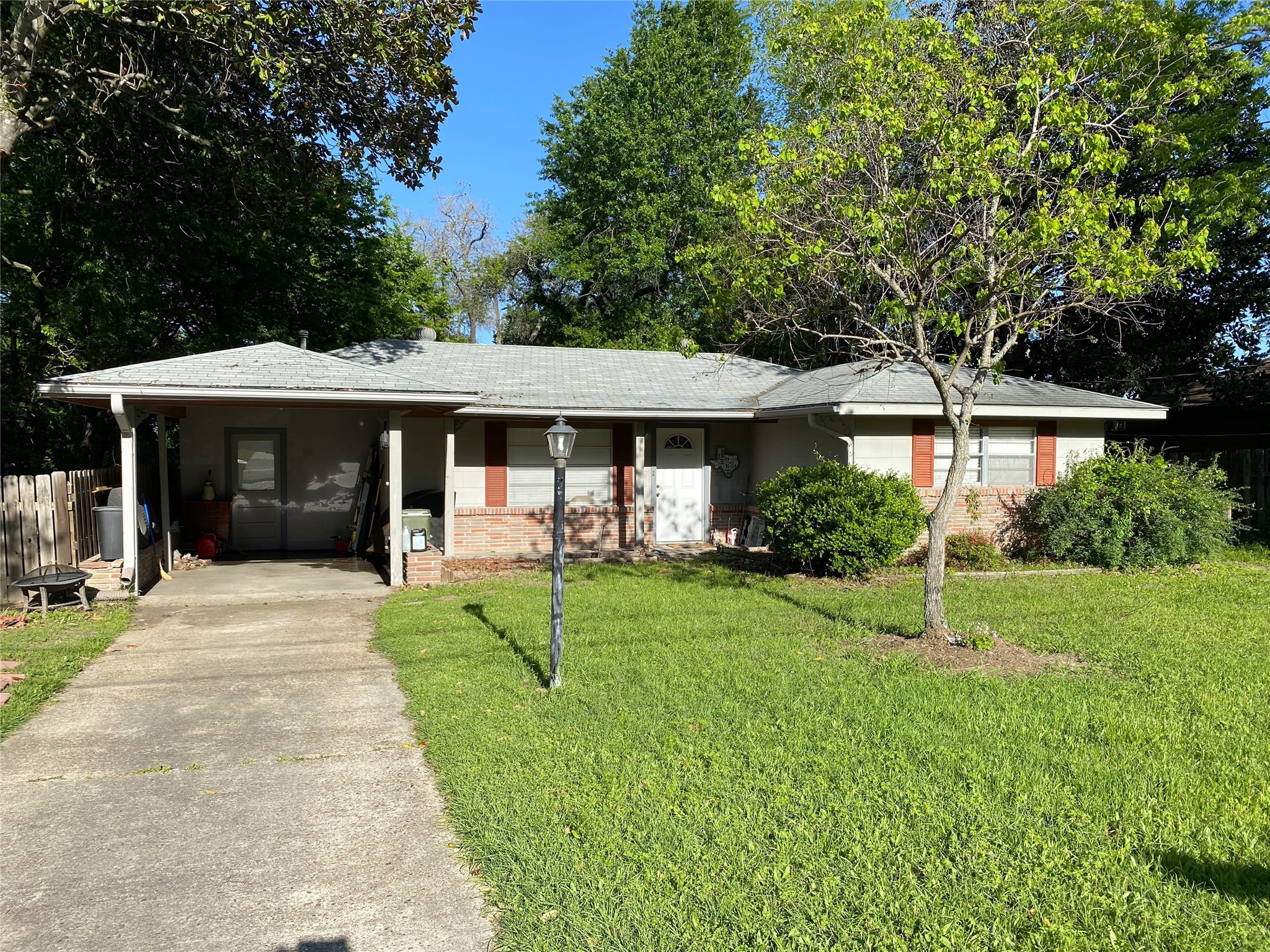 1015 Oak Drive Property Photo 2