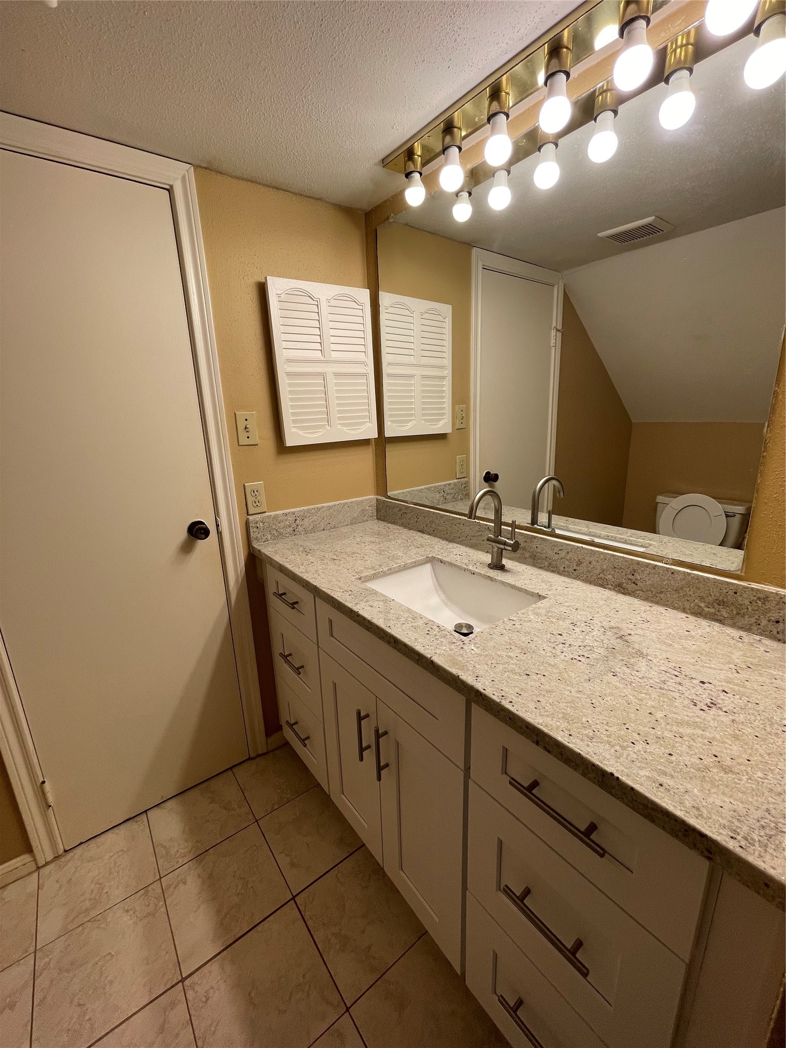 3100 Walnut Bend Lane 208 Property Photo 11
