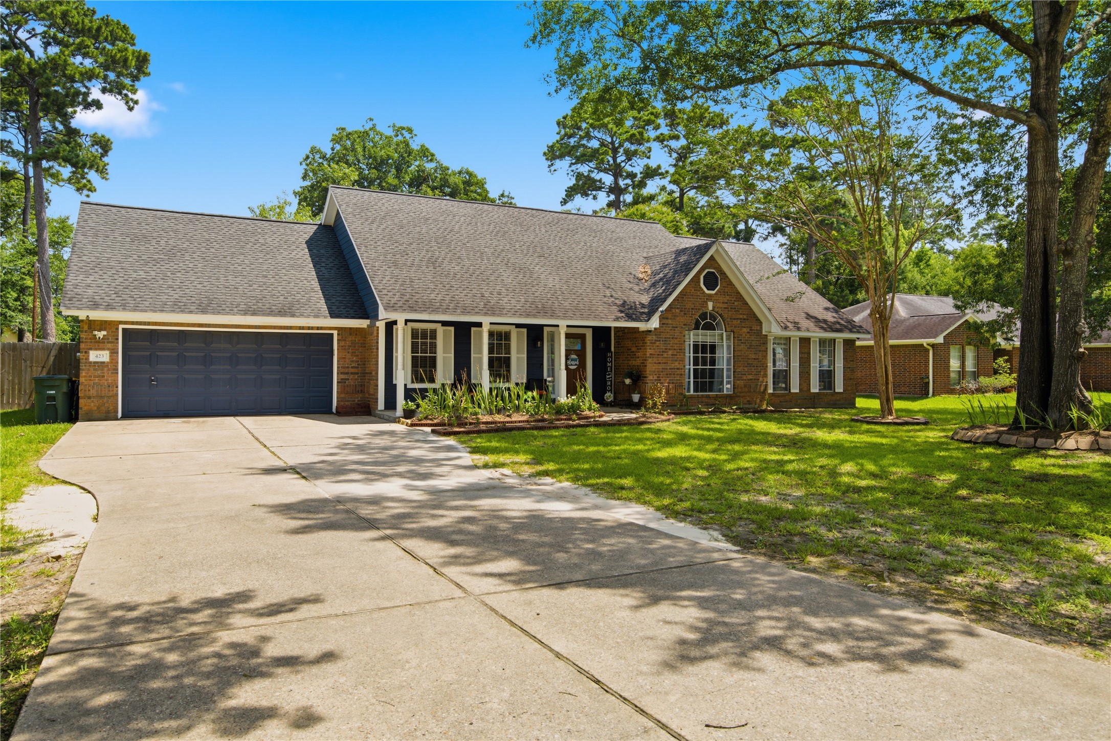 423 E Oak Hill Drive Property Photo 2